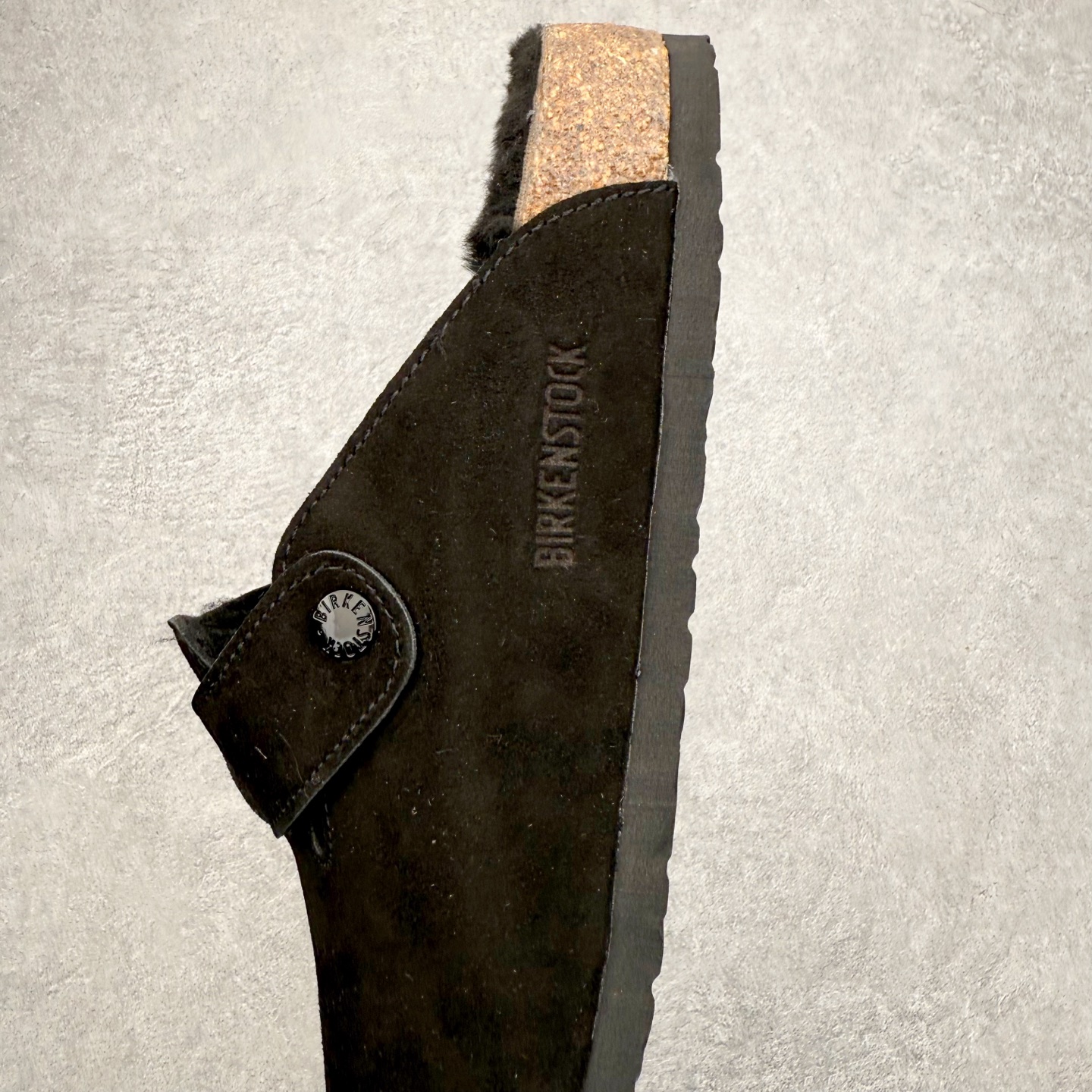 图片[7]-Birkenstock Boston VL 勃肯软木底包头拖鞋加绒版 天鹅绒般的绒面革赋子休闲的经典外观 四季皆宜 柔软的鞋床采用额外的泡沫缓冲层 提供额外的舒适感和全天支撑 全网独家首发 源于德国的严谨工艺 牛巴戎面 中层松木 EVA 三层组合大底 优质牛皮面料五金扣 出口订单 尺码：35 36 37 38 39 40-选品中心