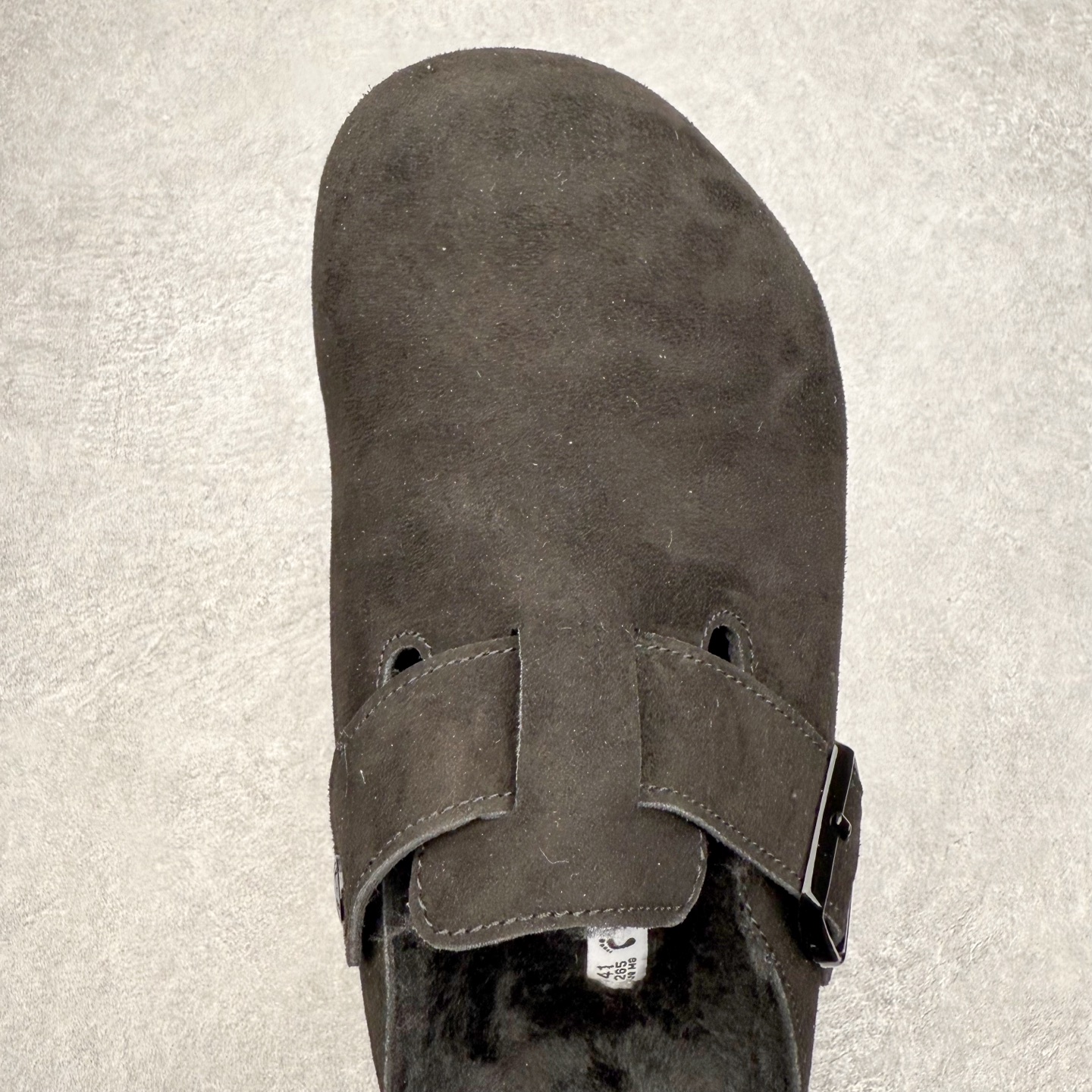 图片[4]-Birkenstock Boston VL 勃肯软木底包头拖鞋加绒版 天鹅绒般的绒面革赋子休闲的经典外观 四季皆宜 柔软的鞋床采用额外的泡沫缓冲层 提供额外的舒适感和全天支撑 全网独家首发 源于德国的严谨工艺 牛巴戎面 中层松木 EVA 三层组合大底 优质牛皮面料五金扣 出口订单 尺码：35 36 37 38 39 40-选品中心