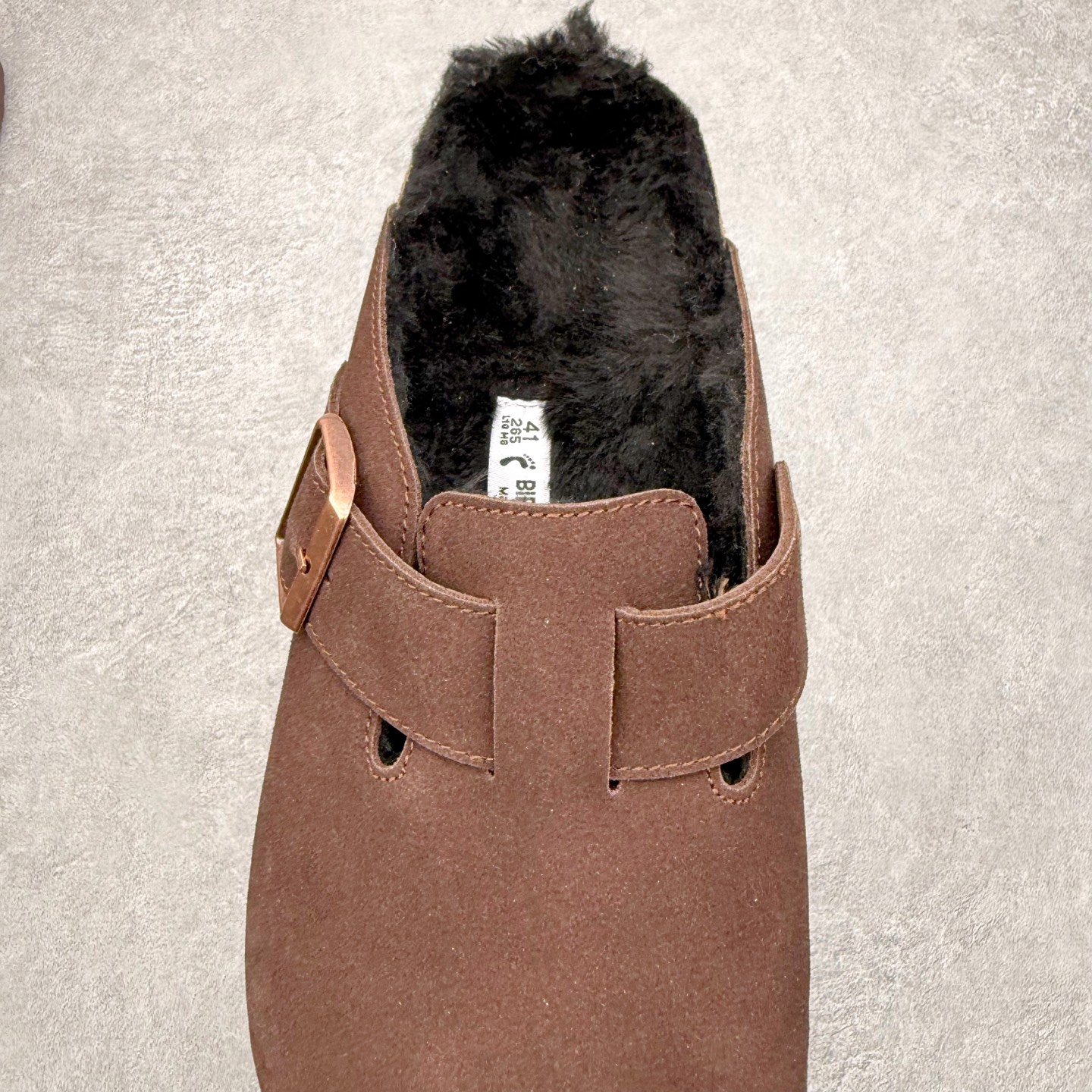 图片[5]-Birkenstock Boston VL 勃肯软木底包头拖鞋加绒版 天鹅绒般的绒面革赋子休闲的经典外观 四季皆宜 柔软的鞋床采用额外的泡沫缓冲层 提供额外的舒适感和全天支撑 全网独家首发 源于德国的严谨工艺 牛巴戎面 中层松木 EVA 三层组合大底 优质牛皮面料五金扣 出口订单 尺码：35 36 37 38 39 40-选品中心