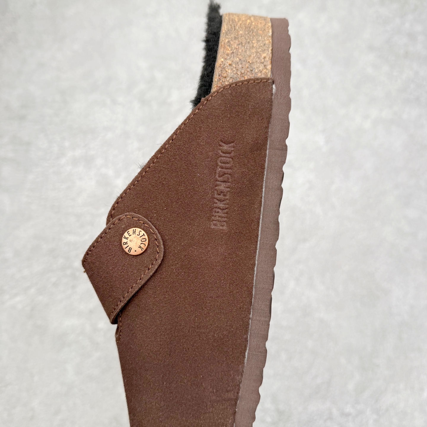 图片[7]-Birkenstock Boston VL 勃肯软木底包头拖鞋加绒版 天鹅绒般的绒面革赋子休闲的经典外观 四季皆宜 柔软的鞋床采用额外的泡沫缓冲层 提供额外的舒适感和全天支撑 全网独家首发 源于德国的严谨工艺 牛巴戎面 中层松木 EVA 三层组合大底 优质牛皮面料五金扣 出口订单 尺码：35 36 37 38 39 40-选品中心