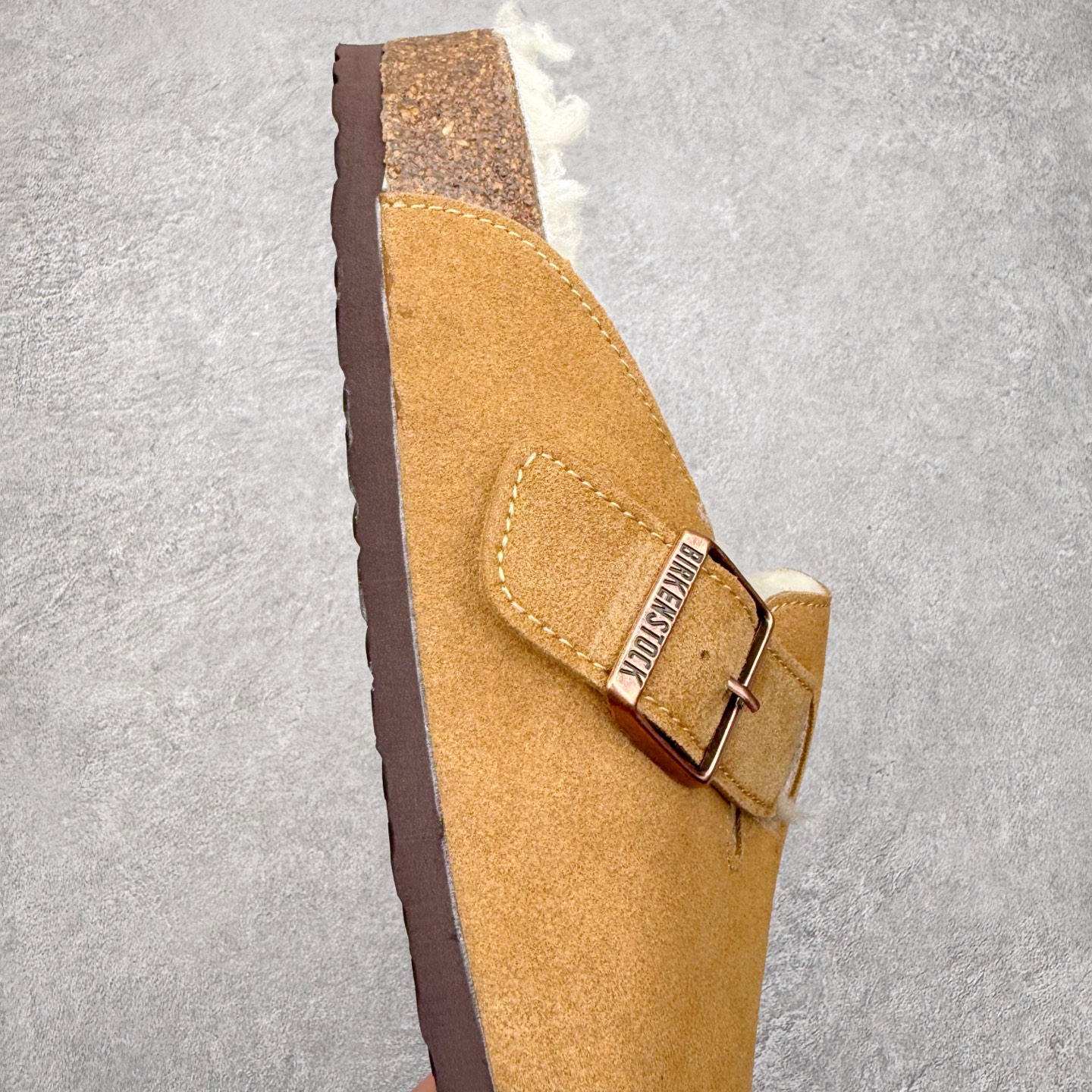 图片[6]-Birkenstock Boston VL 勃肯软木底包头拖鞋加绒版 天鹅绒般的绒面革赋子休闲的经典外观 四季皆宜 柔软的鞋床采用额外的泡沫缓冲层 提供额外的舒适感和全天支撑 全网独家首发 源于德国的严谨工艺 牛巴戎面 中层松木 EVA 三层组合大底 优质牛皮面料五金扣 出口订单 尺码：35 36 37 38 39 40-选品中心