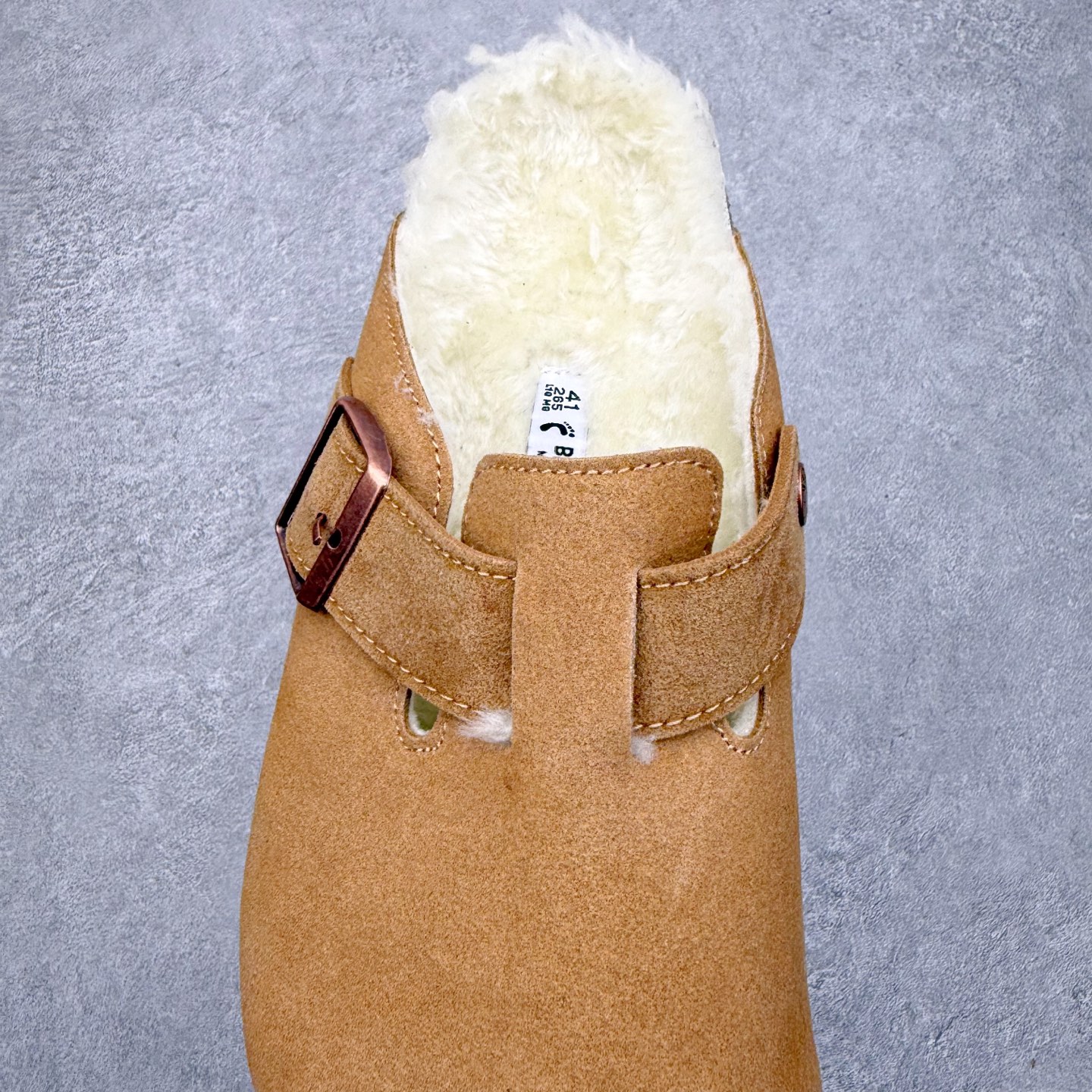 图片[5]-Birkenstock Boston VL 勃肯软木底包头拖鞋加绒版 天鹅绒般的绒面革赋子休闲的经典外观 四季皆宜 柔软的鞋床采用额外的泡沫缓冲层 提供额外的舒适感和全天支撑 全网独家首发 源于德国的严谨工艺 牛巴戎面 中层松木 EVA 三层组合大底 优质牛皮面料五金扣 出口订单 尺码：35 36 37 38 39 40-选品中心