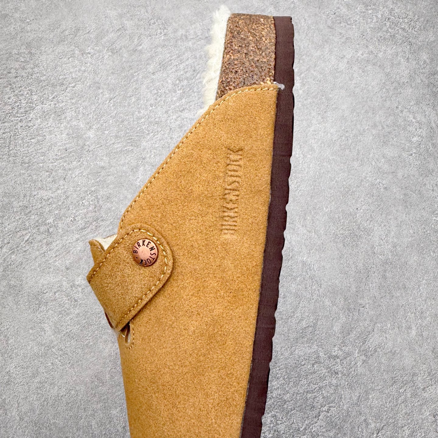 图片[7]-Birkenstock Boston VL 勃肯软木底包头拖鞋加绒版 天鹅绒般的绒面革赋子休闲的经典外观 四季皆宜 柔软的鞋床采用额外的泡沫缓冲层 提供额外的舒适感和全天支撑 全网独家首发 源于德国的严谨工艺 牛巴戎面 中层松木 EVA 三层组合大底 优质牛皮面料五金扣 出口订单 尺码：35 36 37 38 39 40-选品中心