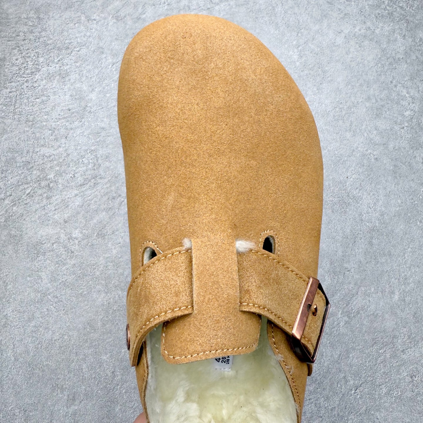 图片[4]-Birkenstock Boston VL 勃肯软木底包头拖鞋加绒版 天鹅绒般的绒面革赋子休闲的经典外观 四季皆宜 柔软的鞋床采用额外的泡沫缓冲层 提供额外的舒适感和全天支撑 全网独家首发 源于德国的严谨工艺 牛巴戎面 中层松木 EVA 三层组合大底 优质牛皮面料五金扣 出口订单 尺码：35 36 37 38 39 40-选品中心