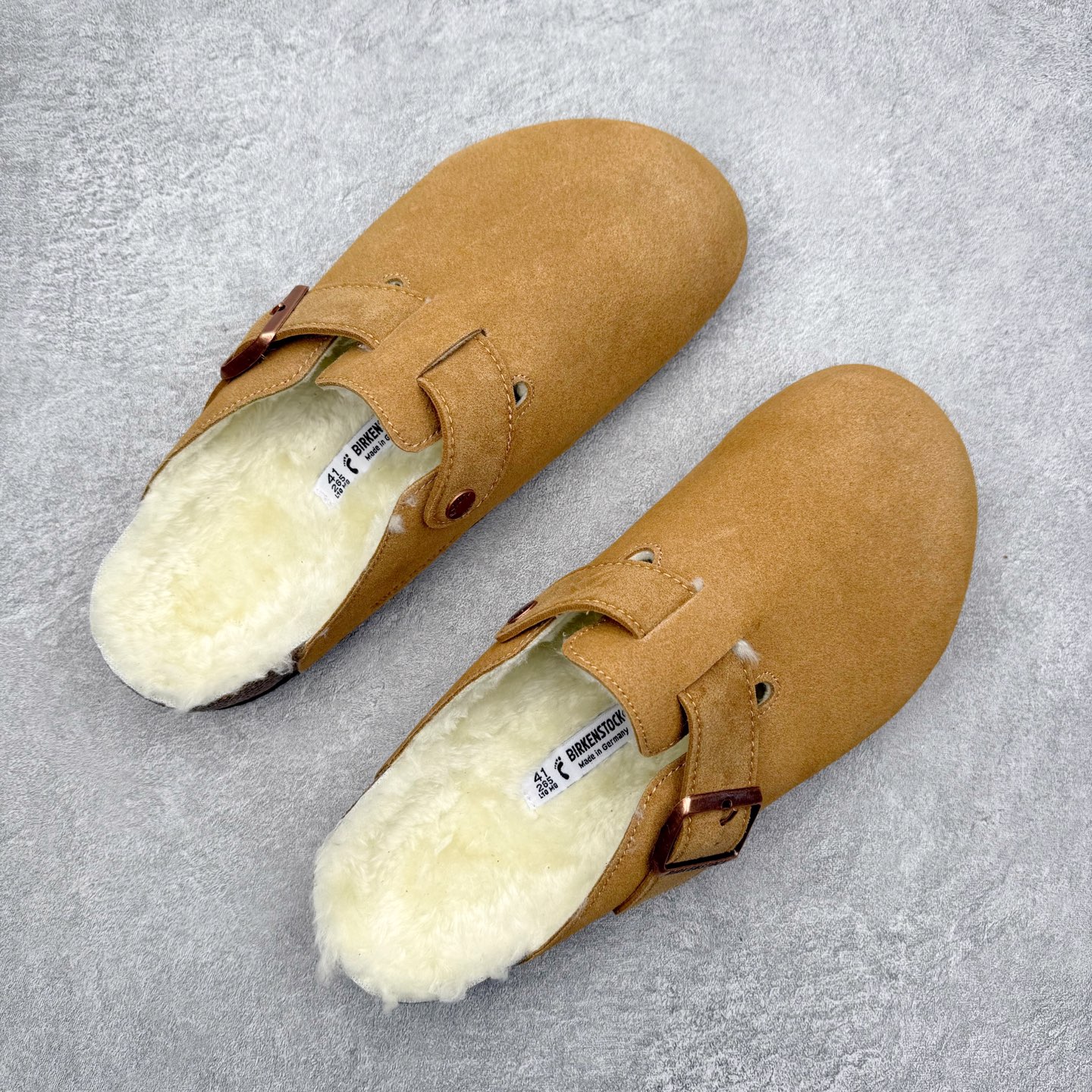 图片[3]-Birkenstock Boston VL 勃肯软木底包头拖鞋加绒版 天鹅绒般的绒面革赋子休闲的经典外观 四季皆宜 柔软的鞋床采用额外的泡沫缓冲层 提供额外的舒适感和全天支撑 全网独家首发 源于德国的严谨工艺 牛巴戎面 中层松木 EVA 三层组合大底 优质牛皮面料五金扣 出口订单 尺码：35 36 37 38 39 40-选品中心