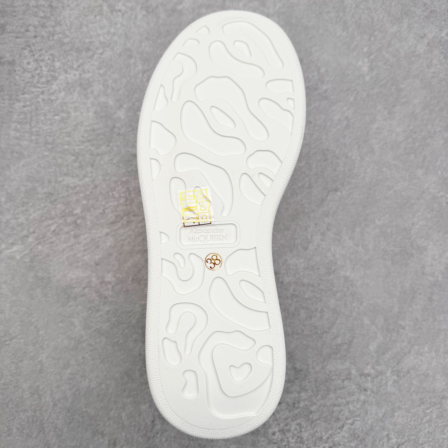 图片[9]-Alexander McQueen 亚历山大麦昆小白鞋 东莞纯原 现市场所售版本天花板一梯队级别 原鞋在手可对比 可提供拍摄 高端零售客户最爱厚底增高小白鞋 正品购回原版开发 鞋底厚4.5cm 全鞋面进口牛皮 丝绸亚光原版水染羊皮内里 牛皮垫脚 回弹度到位 耐磨舒适 （⚠官方同步尺码带半码）全套得物毒盒蓝色外包盒 加厚层工艺原盒 并赠送极品丝带和购物袋 中底附带厂标钢印 女码中底和原版一致的13钉工艺（作用是小钉弯曲后可将中底与帮脚抓得更紧密）鞋盒贴标使用了高精密打印机，清晰与原版一致赠送加厚麻布防尘袋 闲置时可使用防尘尺码：35 36 36.5 37 37.5 38 38.5 39 40 40.5 41 41.5 42 42.5 43 43.5 44 45 官网一致尺码-选品中心