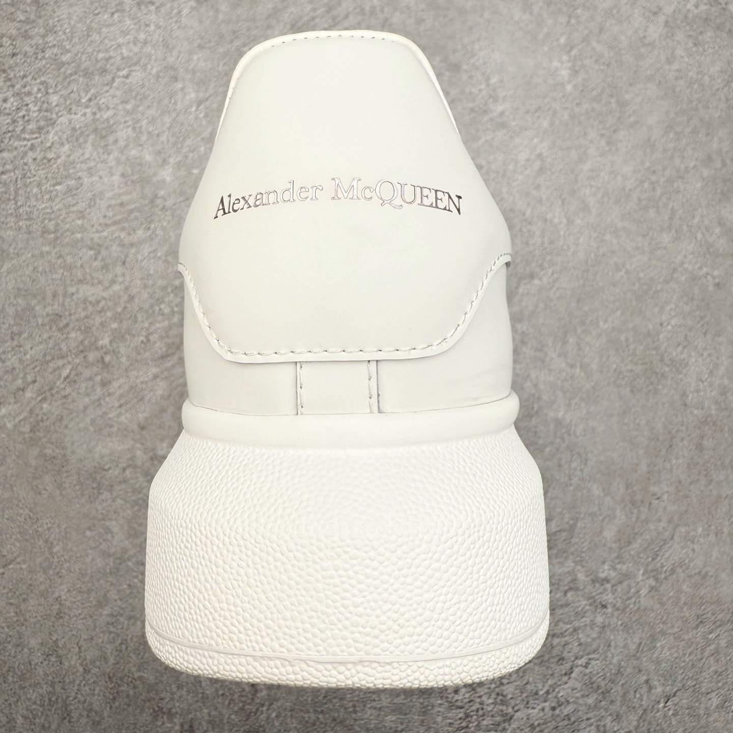 图片[8]-Alexander McQueen 亚历山大麦昆小白鞋 东莞纯原 现市场所售版本天花板一梯队级别 原鞋在手可对比 可提供拍摄 高端零售客户最爱厚底增高小白鞋 正品购回原版开发 鞋底厚4.5cm 全鞋面进口牛皮 丝绸亚光原版水染羊皮内里 牛皮垫脚 回弹度到位 耐磨舒适 （⚠官方同步尺码带半码）全套得物毒盒蓝色外包盒 加厚层工艺原盒 并赠送极品丝带和购物袋 中底附带厂标钢印 女码中底和原版一致的13钉工艺（作用是小钉弯曲后可将中底与帮脚抓得更紧密）鞋盒贴标使用了高精密打印机，清晰与原版一致赠送加厚麻布防尘袋 闲置时可使用防尘尺码：35 36 36.5 37 37.5 38 38.5 39 40 40.5 41 41.5 42 42.5 43 43.5 44 45 官网一致尺码-选品中心