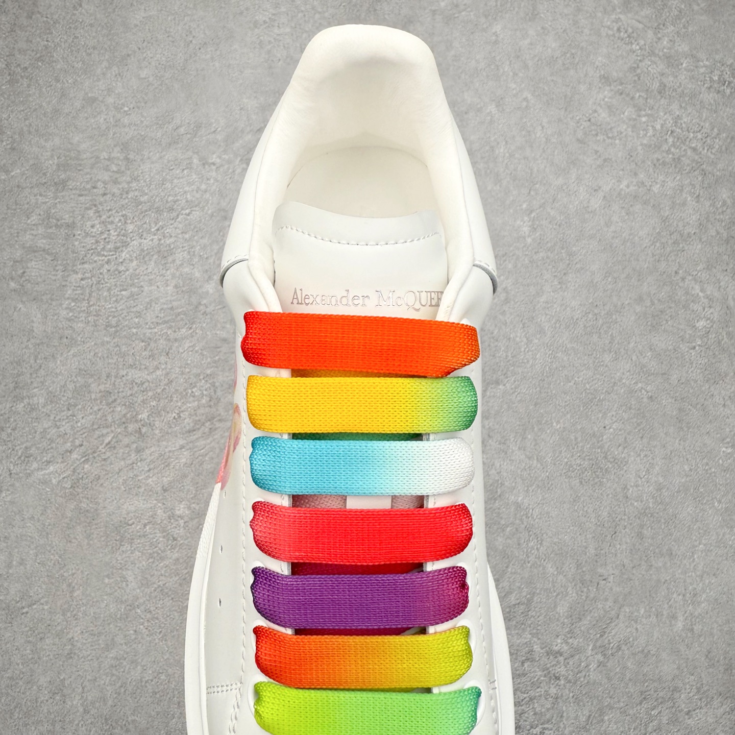 图片[5]-Alexander McQueen 亚历山大麦昆小白鞋 东莞纯原 现市场所售版本天花板一梯队级别 原鞋在手可对比 可提供拍摄 高端零售客户最爱厚底增高小白鞋 正品购回原版开发 鞋底厚4.5cm 全鞋面进口牛皮 丝绸亚光原版水染羊皮内里 牛皮垫脚 回弹度到位 耐磨舒适 （⚠官方同步尺码带半码）全套得物毒盒蓝色外包盒 加厚层工艺原盒 并赠送极品丝带和购物袋 中底附带厂标钢印 女码中底和原版一致的13钉工艺（作用是小钉弯曲后可将中底与帮脚抓得更紧密）鞋盒贴标使用了高精密打印机，清晰与原版一致赠送加厚麻布防尘袋 闲置时可使用防尘尺码：35 36 36.5 37 37.5 38 38.5 39 40 40.5 41 41.5 42 42.5 43 43.5 44 45 官网一致尺码-选品中心