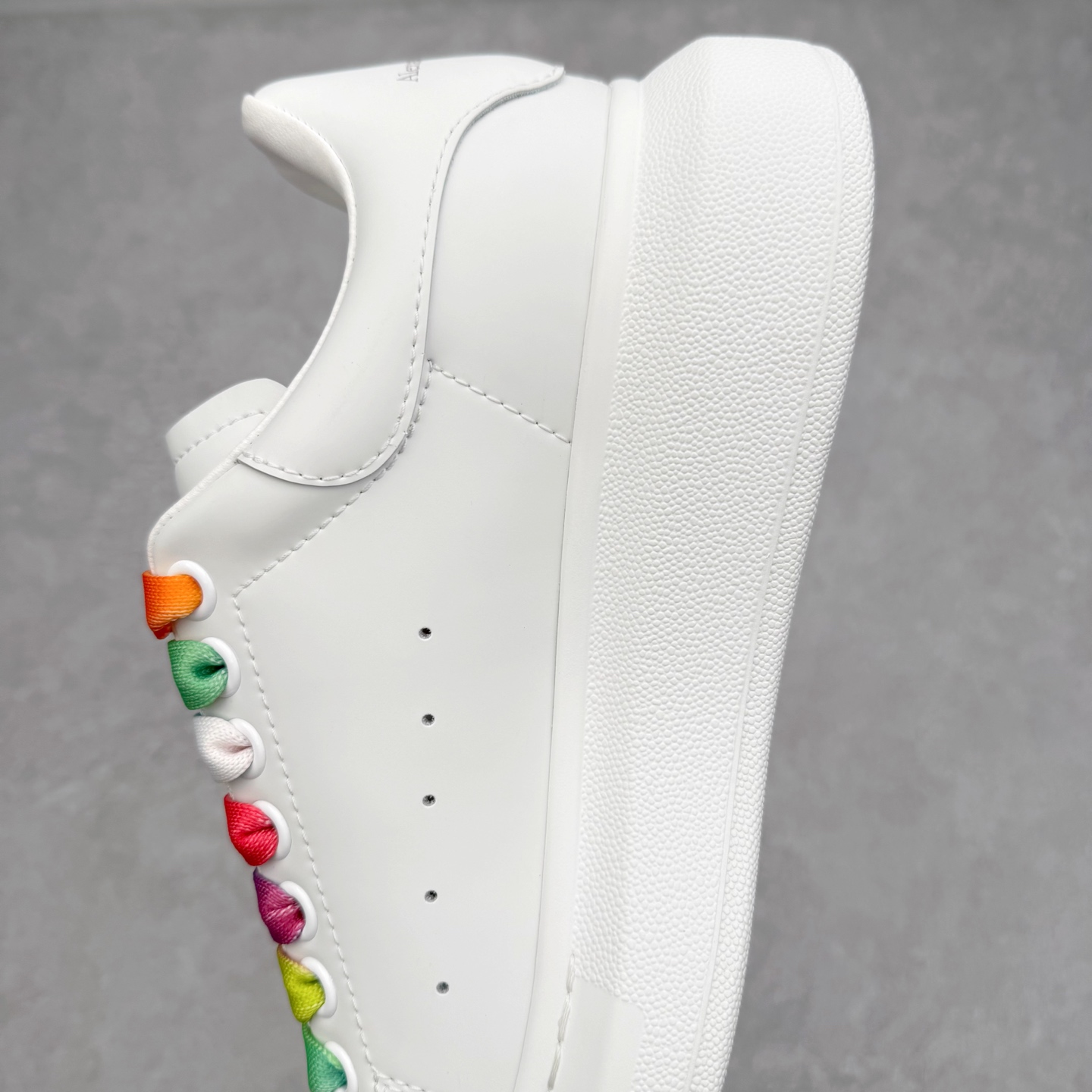 图片[7]-Alexander McQueen 亚历山大麦昆小白鞋 东莞纯原 现市场所售版本天花板一梯队级别 原鞋在手可对比 可提供拍摄 高端零售客户最爱厚底增高小白鞋 正品购回原版开发 鞋底厚4.5cm 全鞋面进口牛皮 丝绸亚光原版水染羊皮内里 牛皮垫脚 回弹度到位 耐磨舒适 （⚠官方同步尺码带半码）全套得物毒盒蓝色外包盒 加厚层工艺原盒 并赠送极品丝带和购物袋 中底附带厂标钢印 女码中底和原版一致的13钉工艺（作用是小钉弯曲后可将中底与帮脚抓得更紧密）鞋盒贴标使用了高精密打印机，清晰与原版一致赠送加厚麻布防尘袋 闲置时可使用防尘尺码：35 36 36.5 37 37.5 38 38.5 39 40 40.5 41 41.5 42 42.5 43 43.5 44 45 官网一致尺码-选品中心