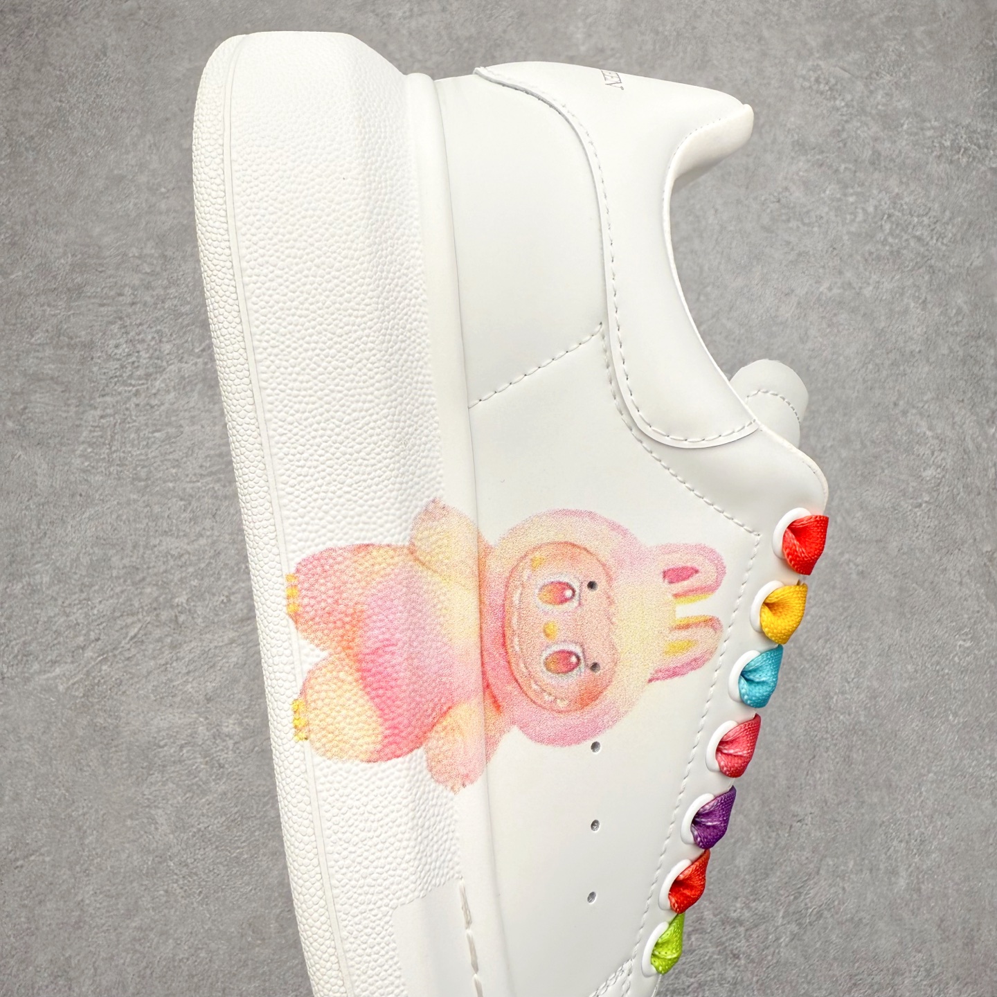 图片[6]-Alexander McQueen 亚历山大麦昆小白鞋 东莞纯原 现市场所售版本天花板一梯队级别 原鞋在手可对比 可提供拍摄 高端零售客户最爱厚底增高小白鞋 正品购回原版开发 鞋底厚4.5cm 全鞋面进口牛皮 丝绸亚光原版水染羊皮内里 牛皮垫脚 回弹度到位 耐磨舒适 （⚠官方同步尺码带半码）全套得物毒盒蓝色外包盒 加厚层工艺原盒 并赠送极品丝带和购物袋 中底附带厂标钢印 女码中底和原版一致的13钉工艺（作用是小钉弯曲后可将中底与帮脚抓得更紧密）鞋盒贴标使用了高精密打印机，清晰与原版一致赠送加厚麻布防尘袋 闲置时可使用防尘尺码：35 36 36.5 37 37.5 38 38.5 39 40 40.5 41 41.5 42 42.5 43 43.5 44 45 官网一致尺码-选品中心