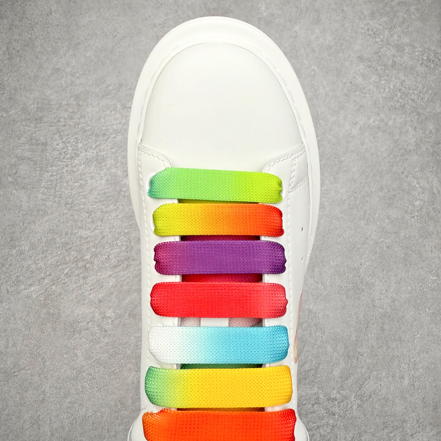 图片[4]-Alexander McQueen 亚历山大麦昆小白鞋 东莞纯原 现市场所售版本天花板一梯队级别 原鞋在手可对比 可提供拍摄 高端零售客户最爱厚底增高小白鞋 正品购回原版开发 鞋底厚4.5cm 全鞋面进口牛皮 丝绸亚光原版水染羊皮内里 牛皮垫脚 回弹度到位 耐磨舒适 （⚠官方同步尺码带半码）全套得物毒盒蓝色外包盒 加厚层工艺原盒 并赠送极品丝带和购物袋 中底附带厂标钢印 女码中底和原版一致的13钉工艺（作用是小钉弯曲后可将中底与帮脚抓得更紧密）鞋盒贴标使用了高精密打印机，清晰与原版一致赠送加厚麻布防尘袋 闲置时可使用防尘尺码：35 36 36.5 37 37.5 38 38.5 39 40 40.5 41 41.5 42 42.5 43 43.5 44 45 官网一致尺码-选品中心