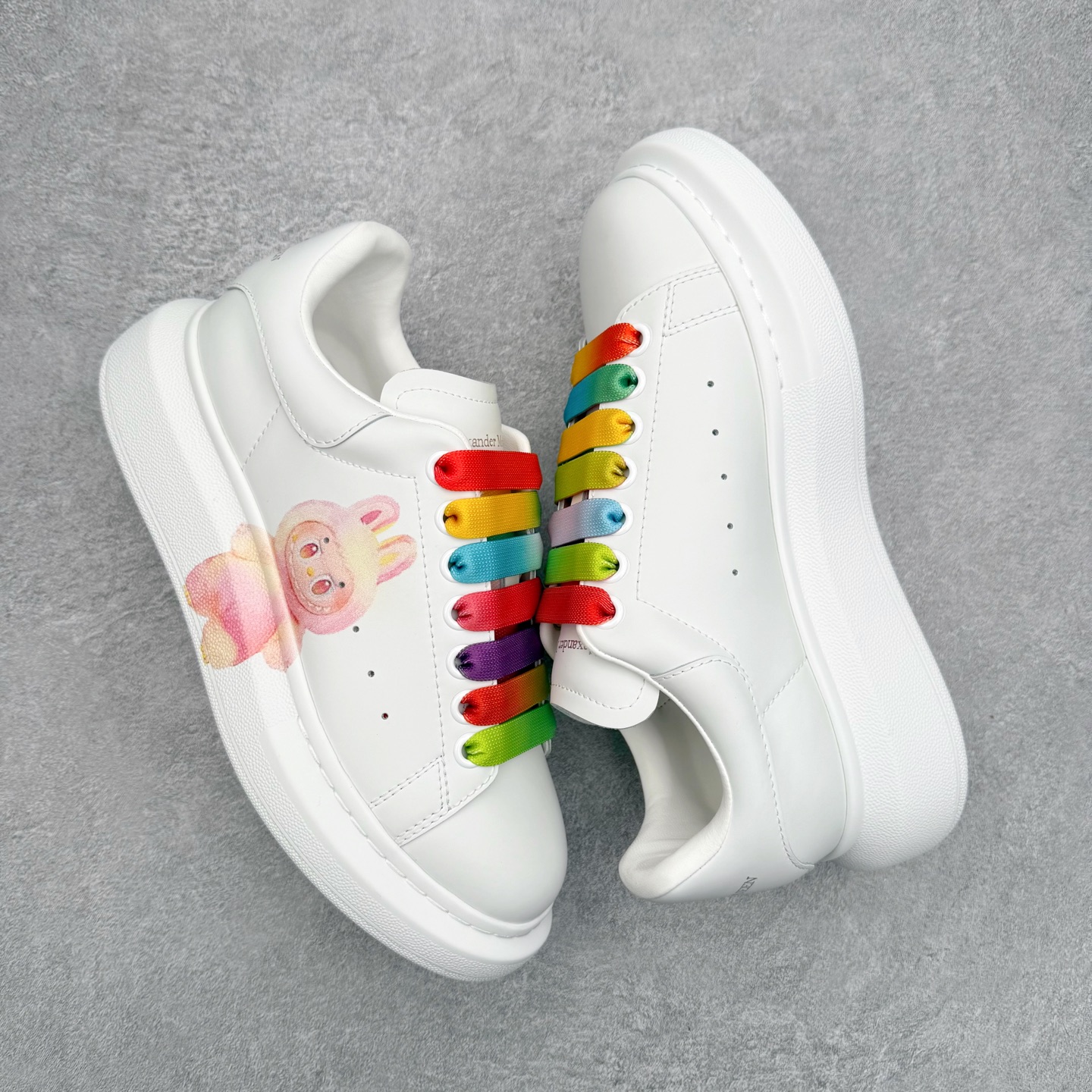 图片[3]-Alexander McQueen 亚历山大麦昆小白鞋 东莞纯原 现市场所售版本天花板一梯队级别 原鞋在手可对比 可提供拍摄 高端零售客户最爱厚底增高小白鞋 正品购回原版开发 鞋底厚4.5cm 全鞋面进口牛皮 丝绸亚光原版水染羊皮内里 牛皮垫脚 回弹度到位 耐磨舒适 （⚠官方同步尺码带半码）全套得物毒盒蓝色外包盒 加厚层工艺原盒 并赠送极品丝带和购物袋 中底附带厂标钢印 女码中底和原版一致的13钉工艺（作用是小钉弯曲后可将中底与帮脚抓得更紧密）鞋盒贴标使用了高精密打印机，清晰与原版一致赠送加厚麻布防尘袋 闲置时可使用防尘尺码：35 36 36.5 37 37.5 38 38.5 39 40 40.5 41 41.5 42 42.5 43 43.5 44 45 官网一致尺码-选品中心