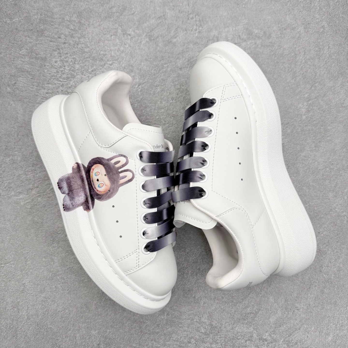 图片[3]-Alexander McQueen 亚历山大麦昆小白鞋 东莞纯原 现市场所售版本天花板一梯队级别 原鞋在手可对比 可提供拍摄 高端零售客户最爱厚底增高小白鞋 正品购回原版开发 鞋底厚4.5cm 全鞋面进口牛皮 丝绸亚光原版水染羊皮内里 牛皮垫脚 回弹度到位 耐磨舒适 （⚠官方同步尺码带半码）全套得物毒盒蓝色外包盒 加厚层工艺原盒 并赠送极品丝带和购物袋 中底附带厂标钢印 女码中底和原版一致的13钉工艺（作用是小钉弯曲后可将中底与帮脚抓得更紧密）鞋盒贴标使用了高精密打印机，清晰与原版一致赠送加厚麻布防尘袋 闲置时可使用防尘尺码：35 36 36.5 37 37.5 38 38.5 39 40 40.5 41 41.5 42 42.5 43 43.5 44 45 官网一致尺码-选品中心