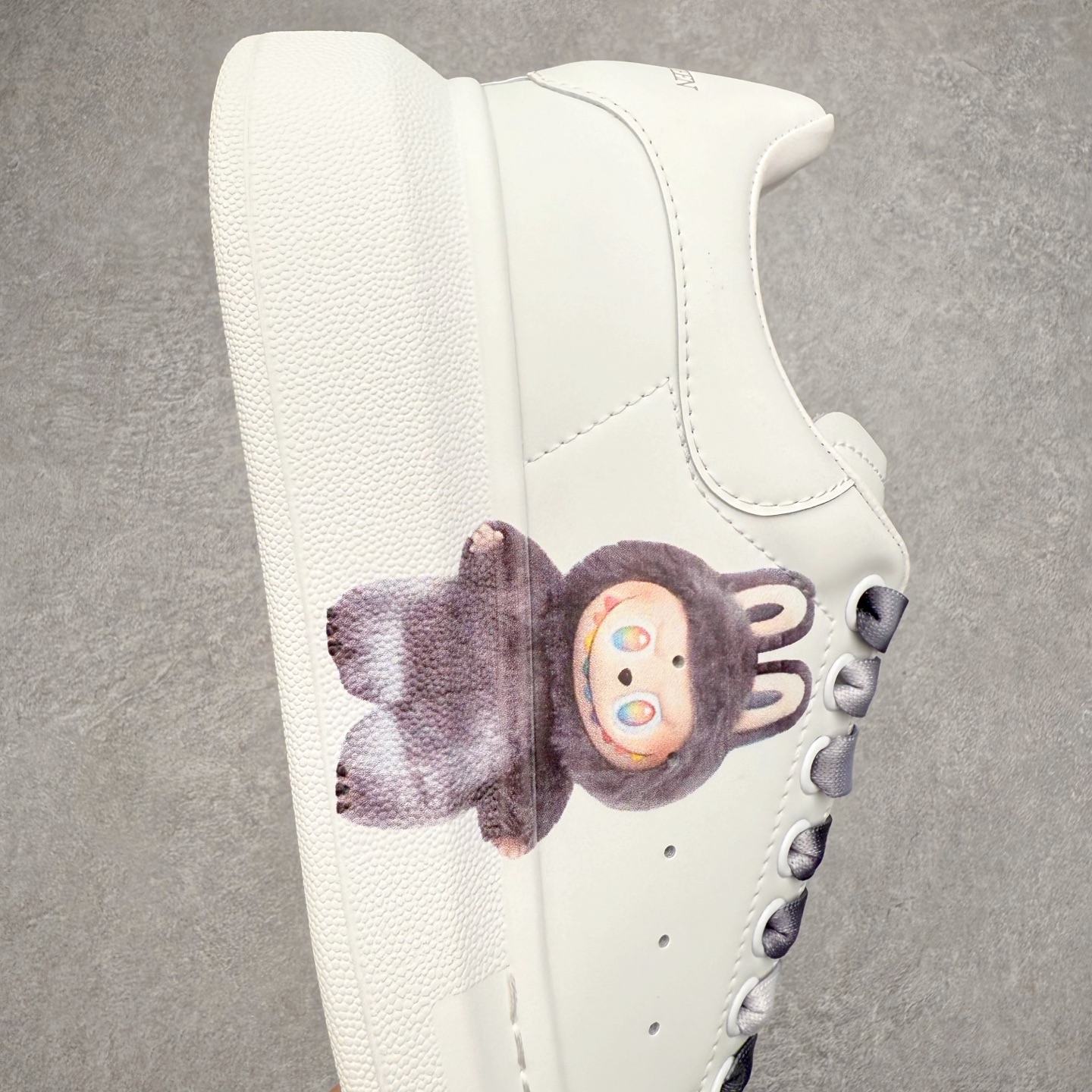 图片[6]-Alexander McQueen 亚历山大麦昆小白鞋 东莞纯原 现市场所售版本天花板一梯队级别 原鞋在手可对比 可提供拍摄 高端零售客户最爱厚底增高小白鞋 正品购回原版开发 鞋底厚4.5cm 全鞋面进口牛皮 丝绸亚光原版水染羊皮内里 牛皮垫脚 回弹度到位 耐磨舒适 （⚠官方同步尺码带半码）全套得物毒盒蓝色外包盒 加厚层工艺原盒 并赠送极品丝带和购物袋 中底附带厂标钢印 女码中底和原版一致的13钉工艺（作用是小钉弯曲后可将中底与帮脚抓得更紧密）鞋盒贴标使用了高精密打印机，清晰与原版一致赠送加厚麻布防尘袋 闲置时可使用防尘尺码：35 36 36.5 37 37.5 38 38.5 39 40 40.5 41 41.5 42 42.5 43 43.5 44 45 官网一致尺码-选品中心