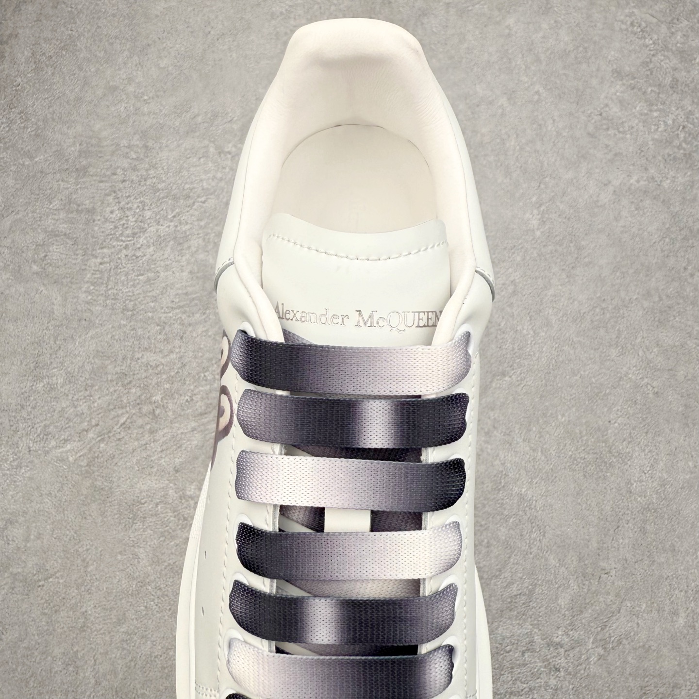 图片[5]-Alexander McQueen 亚历山大麦昆小白鞋 东莞纯原 现市场所售版本天花板一梯队级别 原鞋在手可对比 可提供拍摄 高端零售客户最爱厚底增高小白鞋 正品购回原版开发 鞋底厚4.5cm 全鞋面进口牛皮 丝绸亚光原版水染羊皮内里 牛皮垫脚 回弹度到位 耐磨舒适 （⚠官方同步尺码带半码）全套得物毒盒蓝色外包盒 加厚层工艺原盒 并赠送极品丝带和购物袋 中底附带厂标钢印 女码中底和原版一致的13钉工艺（作用是小钉弯曲后可将中底与帮脚抓得更紧密）鞋盒贴标使用了高精密打印机，清晰与原版一致赠送加厚麻布防尘袋 闲置时可使用防尘尺码：35 36 36.5 37 37.5 38 38.5 39 40 40.5 41 41.5 42 42.5 43 43.5 44 45 官网一致尺码-选品中心