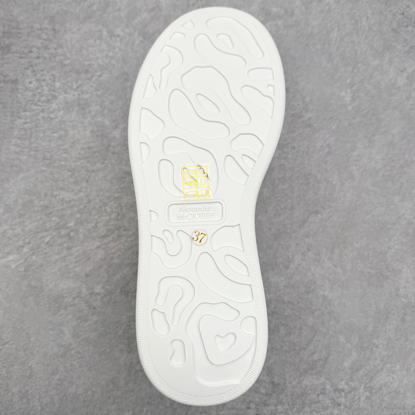 图片[9]-Alexander McQueen 亚历山大麦昆小白鞋 东莞纯原 现市场所售版本天花板一梯队级别 原鞋在手可对比 可提供拍摄 高端零售客户最爱厚底增高小白鞋 正品购回原版开发 鞋底厚4.5cm 全鞋面进口牛皮 丝绸亚光原版水染羊皮内里 牛皮垫脚 回弹度到位 耐磨舒适 （⚠官方同步尺码带半码）全套得物毒盒蓝色外包盒 加厚层工艺原盒 并赠送极品丝带和购物袋 中底附带厂标钢印 女码中底和原版一致的13钉工艺（作用是小钉弯曲后可将中底与帮脚抓得更紧密）鞋盒贴标使用了高精密打印机，清晰与原版一致赠送加厚麻布防尘袋 闲置时可使用防尘尺码：35 36 36.5 37 37.5 38 38.5 39 40 40.5 41 41.5 42 42.5 43 43.5 44 45 官网一致尺码-选品中心