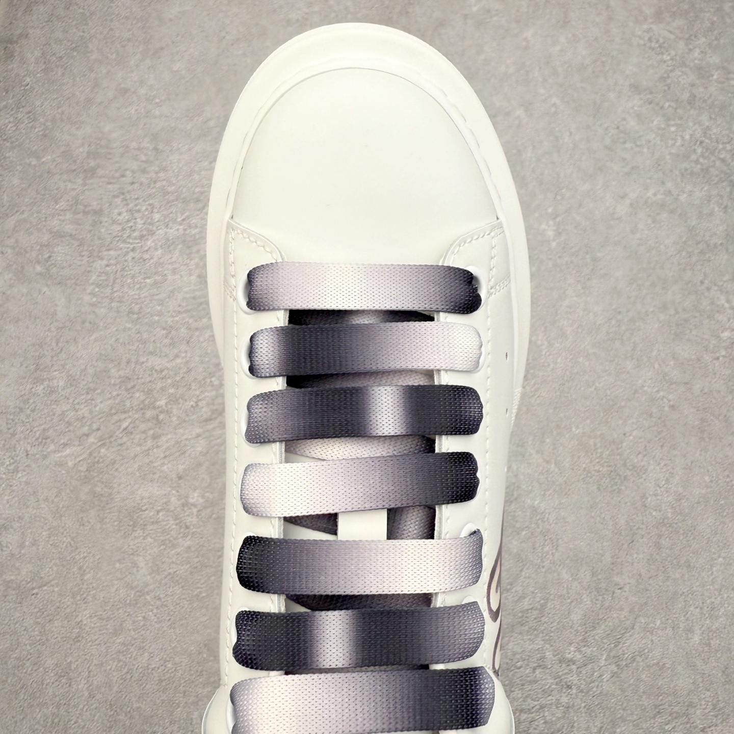 图片[4]-Alexander McQueen 亚历山大麦昆小白鞋 东莞纯原 现市场所售版本天花板一梯队级别 原鞋在手可对比 可提供拍摄 高端零售客户最爱厚底增高小白鞋 正品购回原版开发 鞋底厚4.5cm 全鞋面进口牛皮 丝绸亚光原版水染羊皮内里 牛皮垫脚 回弹度到位 耐磨舒适 （⚠官方同步尺码带半码）全套得物毒盒蓝色外包盒 加厚层工艺原盒 并赠送极品丝带和购物袋 中底附带厂标钢印 女码中底和原版一致的13钉工艺（作用是小钉弯曲后可将中底与帮脚抓得更紧密）鞋盒贴标使用了高精密打印机，清晰与原版一致赠送加厚麻布防尘袋 闲置时可使用防尘尺码：35 36 36.5 37 37.5 38 38.5 39 40 40.5 41 41.5 42 42.5 43 43.5 44 45 官网一致尺码-选品中心