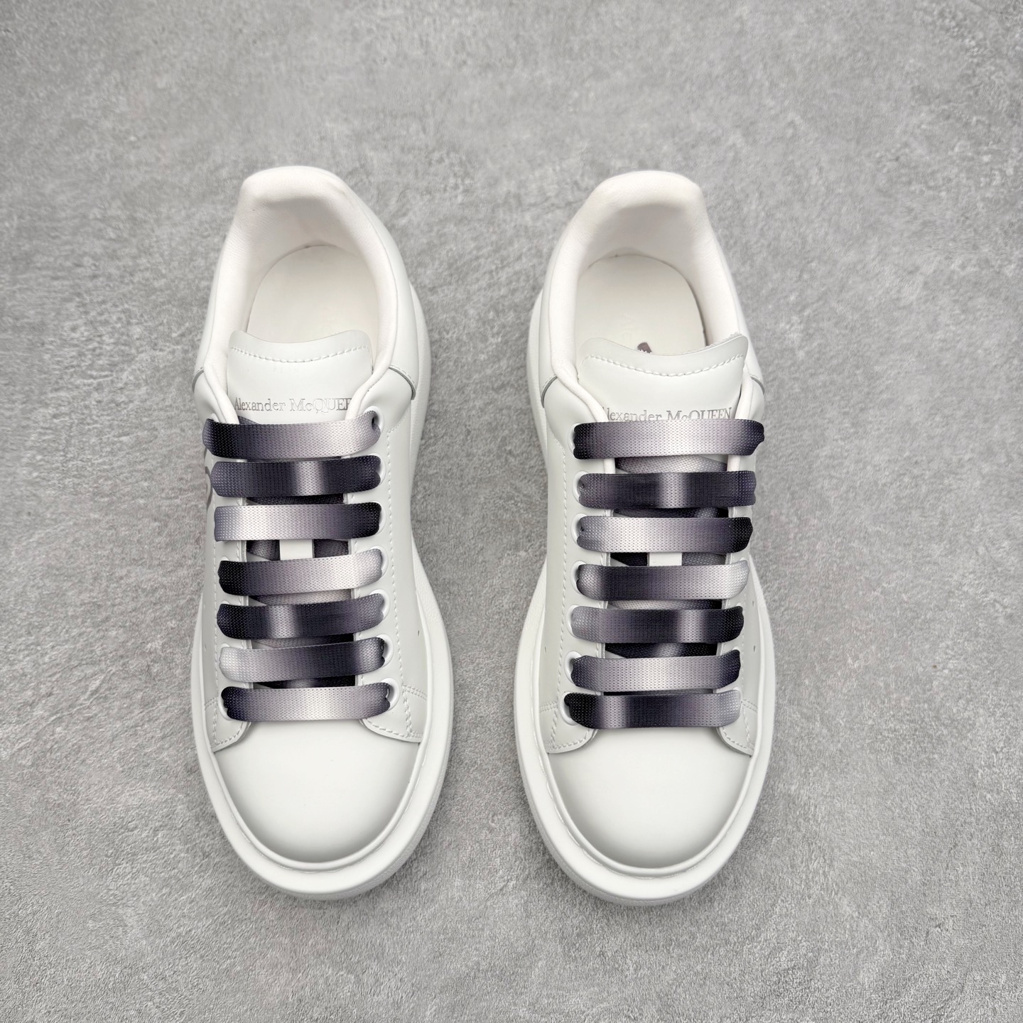 图片[2]-Alexander McQueen 亚历山大麦昆小白鞋 东莞纯原 现市场所售版本天花板一梯队级别 原鞋在手可对比 可提供拍摄 高端零售客户最爱厚底增高小白鞋 正品购回原版开发 鞋底厚4.5cm 全鞋面进口牛皮 丝绸亚光原版水染羊皮内里 牛皮垫脚 回弹度到位 耐磨舒适 （⚠官方同步尺码带半码）全套得物毒盒蓝色外包盒 加厚层工艺原盒 并赠送极品丝带和购物袋 中底附带厂标钢印 女码中底和原版一致的13钉工艺（作用是小钉弯曲后可将中底与帮脚抓得更紧密）鞋盒贴标使用了高精密打印机，清晰与原版一致赠送加厚麻布防尘袋 闲置时可使用防尘尺码：35 36 36.5 37 37.5 38 38.5 39 40 40.5 41 41.5 42 42.5 43 43.5 44 45 官网一致尺码-选品中心