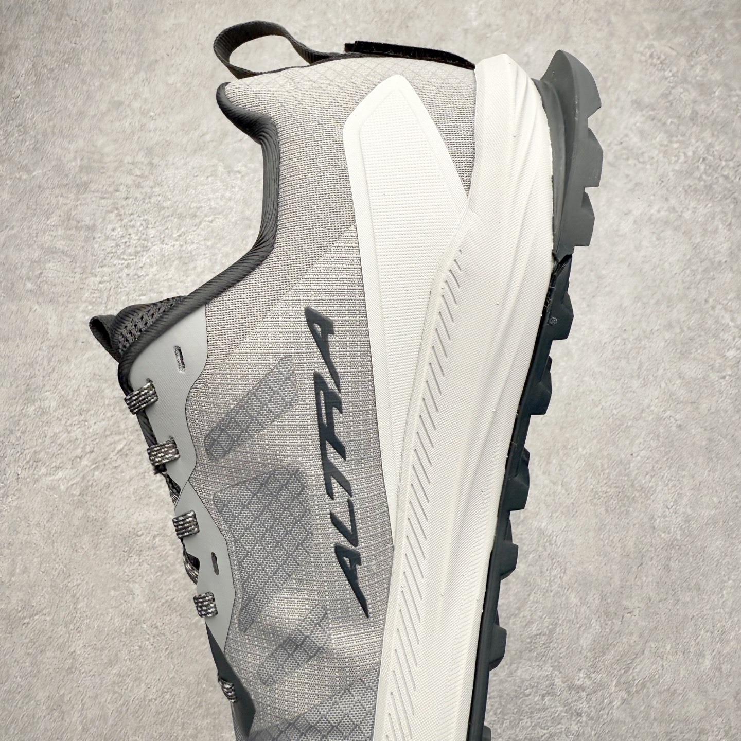 图片[7]-＃纯原 Altra Lone Peak 9 舒适运动越野跑鞋 2009年，长跑精英运动员Golden Harper在美国犹他州创立了“Altra Footwear”，跑鞋特点是采用舒适的FootShape™M（很适鞋楦）设计和独特的BalancedCushioning™（平衡缓冲）技术，帮助遭受伤病困扰的跑者回归跑步，从而迅速积累起良好的口碑。2011年品牌迅速发展，屡获大奖。2015年开始不仅占据全美跑鞋前十，足迹更是遍布全球。2016年Altra正式进入中国市场，凭借独特的品牌风格以及出色的性能表现，三年来获得越来越多普通跑者的喜爱。销售业绩增长迅速，成为中国越野跑市场占有量前三的跑鞋品牌。实拍调校N版已经零色差零失真 百分百还原实物色彩所见即所得 不存在货不对板色差等低级问题 选购参考实物拍摄 不混卖不参货 只用心做好货严格选品 承诺混一赔十 尺码：39 40 40.5 41 42 42.5 43 44 44.5 45 46-选品中心