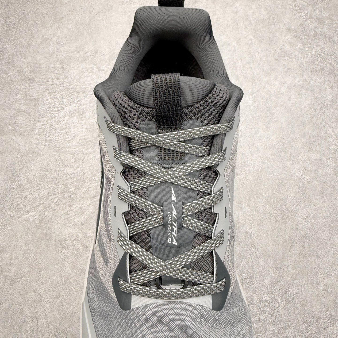 图片[5]-＃纯原 Altra Lone Peak 9 舒适运动越野跑鞋 2009年，长跑精英运动员Golden Harper在美国犹他州创立了“Altra Footwear”，跑鞋特点是采用舒适的FootShape™M（很适鞋楦）设计和独特的BalancedCushioning™（平衡缓冲）技术，帮助遭受伤病困扰的跑者回归跑步，从而迅速积累起良好的口碑。2011年品牌迅速发展，屡获大奖。2015年开始不仅占据全美跑鞋前十，足迹更是遍布全球。2016年Altra正式进入中国市场，凭借独特的品牌风格以及出色的性能表现，三年来获得越来越多普通跑者的喜爱。销售业绩增长迅速，成为中国越野跑市场占有量前三的跑鞋品牌。实拍调校N版已经零色差零失真 百分百还原实物色彩所见即所得 不存在货不对板色差等低级问题 选购参考实物拍摄 不混卖不参货 只用心做好货严格选品 承诺混一赔十 尺码：39 40 40.5 41 42 42.5 43 44 44.5 45 46-选品中心