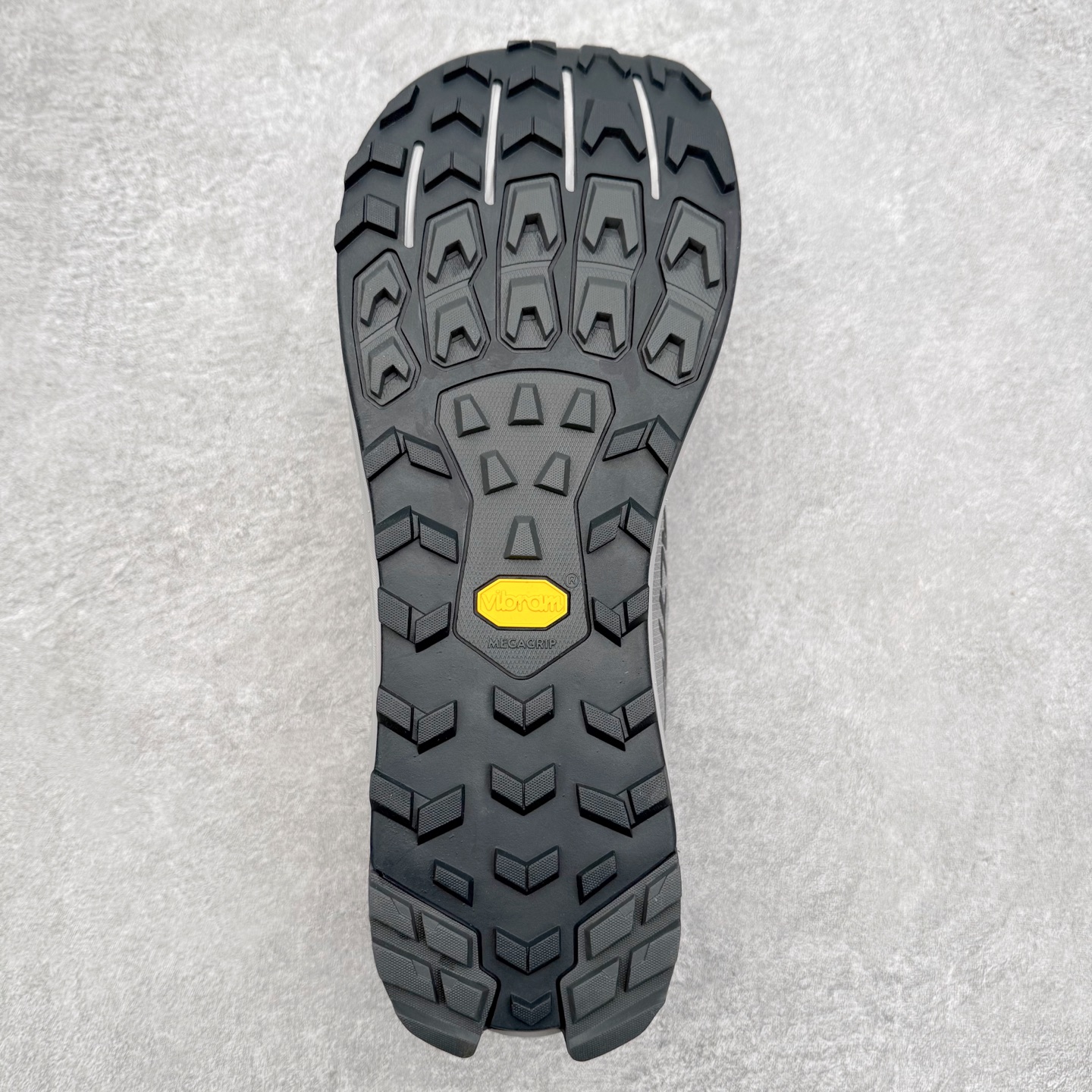 图片[9]-＃纯原 Altra Lone Peak 9 舒适运动越野跑鞋 2009年，长跑精英运动员Golden Harper在美国犹他州创立了“Altra Footwear”，跑鞋特点是采用舒适的FootShape™M（很适鞋楦）设计和独特的BalancedCushioning™（平衡缓冲）技术，帮助遭受伤病困扰的跑者回归跑步，从而迅速积累起良好的口碑。2011年品牌迅速发展，屡获大奖。2015年开始不仅占据全美跑鞋前十，足迹更是遍布全球。2016年Altra正式进入中国市场，凭借独特的品牌风格以及出色的性能表现，三年来获得越来越多普通跑者的喜爱。销售业绩增长迅速，成为中国越野跑市场占有量前三的跑鞋品牌。实拍调校N版已经零色差零失真 百分百还原实物色彩所见即所得 不存在货不对板色差等低级问题 选购参考实物拍摄 不混卖不参货 只用心做好货严格选品 承诺混一赔十 尺码：39 40 40.5 41 42 42.5 43 44 44.5 45 46-选品中心