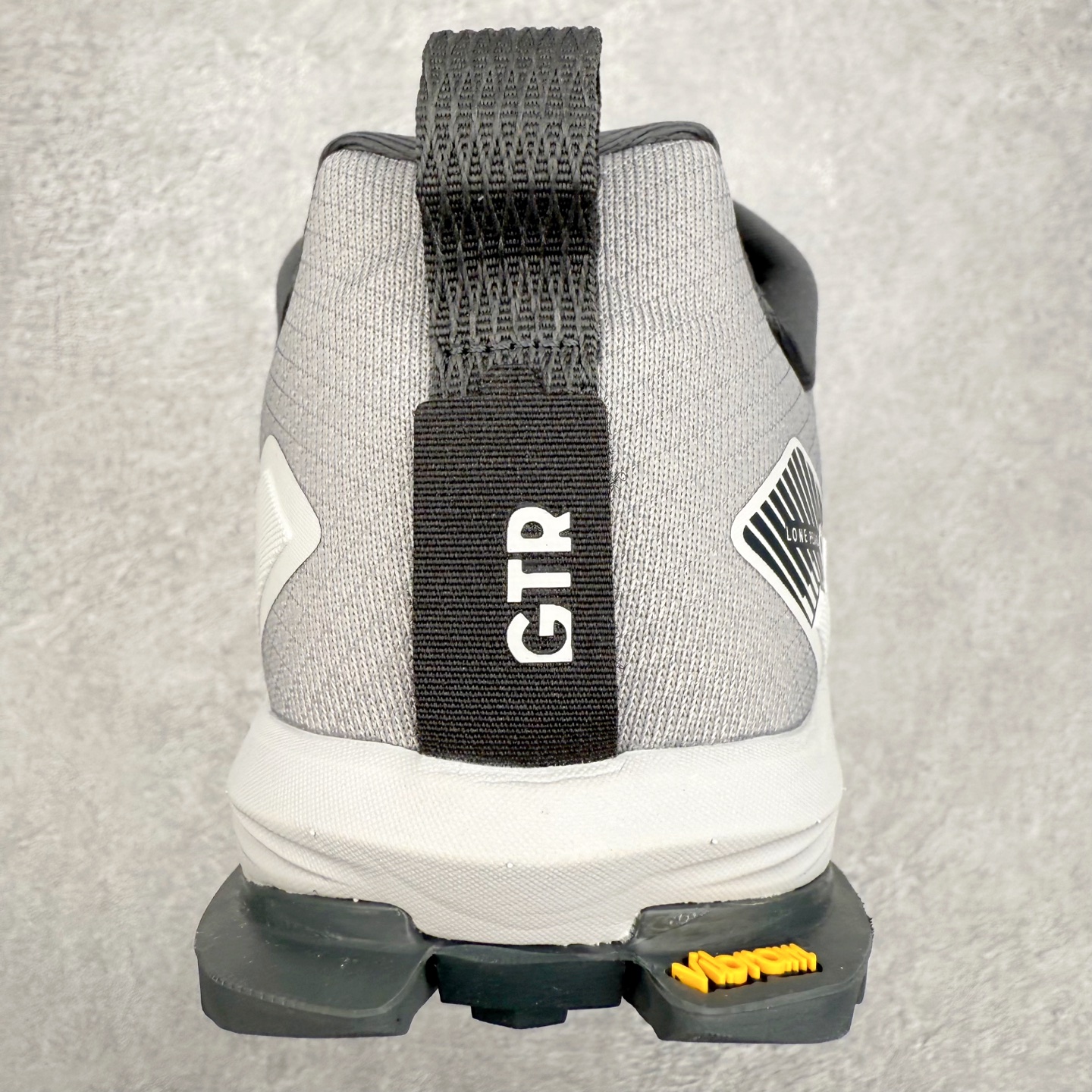 图片[8]-＃纯原 Altra Lone Peak 9 舒适运动越野跑鞋 2009年，长跑精英运动员Golden Harper在美国犹他州创立了“Altra Footwear”，跑鞋特点是采用舒适的FootShape™M（很适鞋楦）设计和独特的BalancedCushioning™（平衡缓冲）技术，帮助遭受伤病困扰的跑者回归跑步，从而迅速积累起良好的口碑。2011年品牌迅速发展，屡获大奖。2015年开始不仅占据全美跑鞋前十，足迹更是遍布全球。2016年Altra正式进入中国市场，凭借独特的品牌风格以及出色的性能表现，三年来获得越来越多普通跑者的喜爱。销售业绩增长迅速，成为中国越野跑市场占有量前三的跑鞋品牌。实拍调校N版已经零色差零失真 百分百还原实物色彩所见即所得 不存在货不对板色差等低级问题 选购参考实物拍摄 不混卖不参货 只用心做好货严格选品 承诺混一赔十 尺码：39 40 40.5 41 42 42.5 43 44 44.5 45 46-选品中心