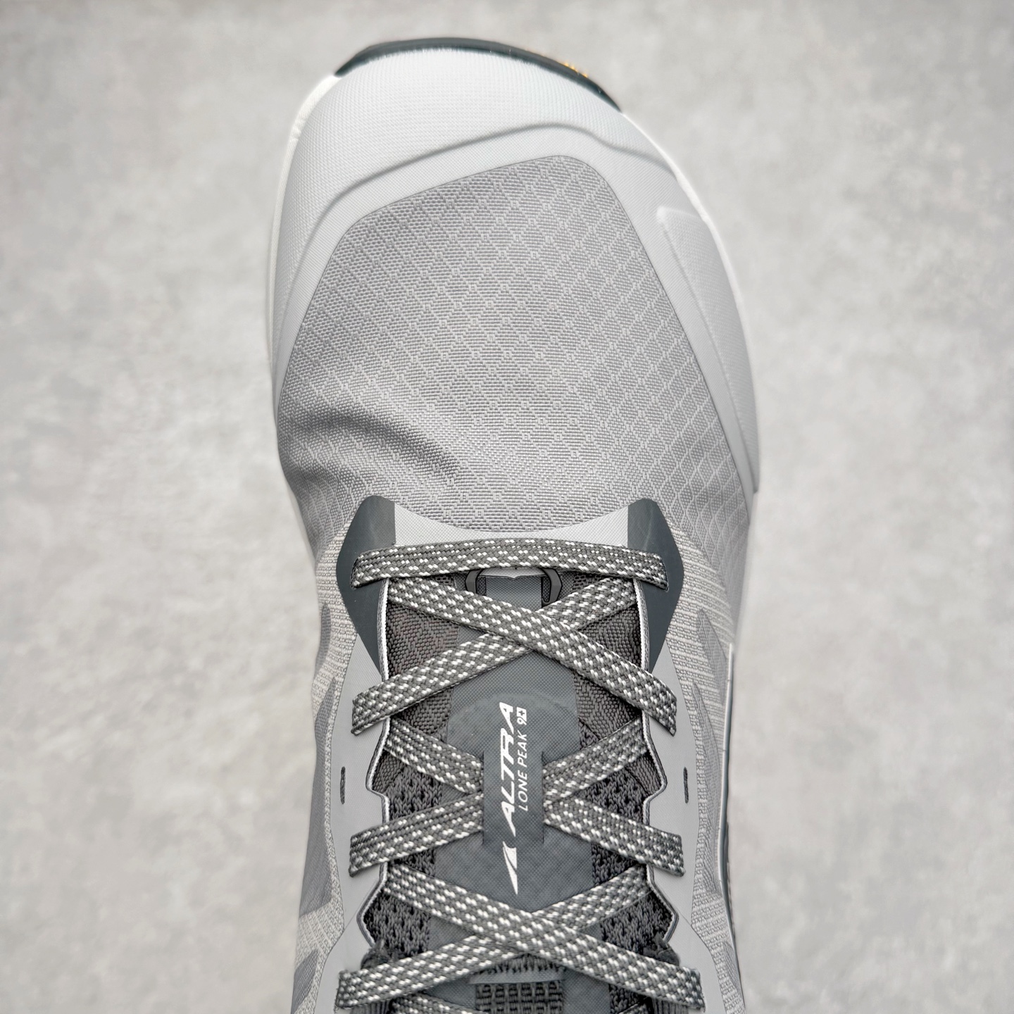 图片[4]-＃纯原 Altra Lone Peak 9 舒适运动越野跑鞋 2009年，长跑精英运动员Golden Harper在美国犹他州创立了“Altra Footwear”，跑鞋特点是采用舒适的FootShape™M（很适鞋楦）设计和独特的BalancedCushioning™（平衡缓冲）技术，帮助遭受伤病困扰的跑者回归跑步，从而迅速积累起良好的口碑。2011年品牌迅速发展，屡获大奖。2015年开始不仅占据全美跑鞋前十，足迹更是遍布全球。2016年Altra正式进入中国市场，凭借独特的品牌风格以及出色的性能表现，三年来获得越来越多普通跑者的喜爱。销售业绩增长迅速，成为中国越野跑市场占有量前三的跑鞋品牌。实拍调校N版已经零色差零失真 百分百还原实物色彩所见即所得 不存在货不对板色差等低级问题 选购参考实物拍摄 不混卖不参货 只用心做好货严格选品 承诺混一赔十 尺码：39 40 40.5 41 42 42.5 43 44 44.5 45 46-选品中心