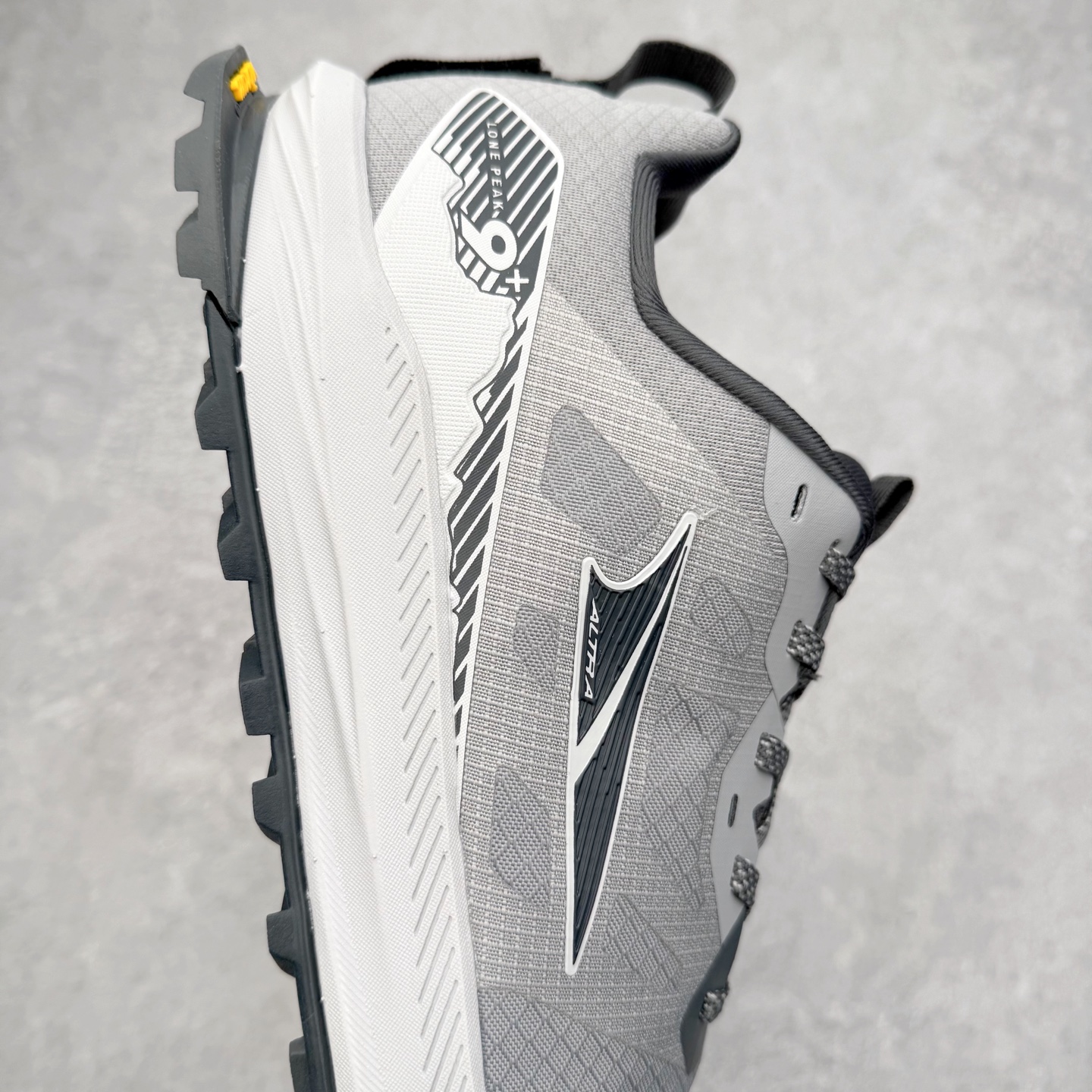 图片[6]-＃纯原 Altra Lone Peak 9 舒适运动越野跑鞋 2009年，长跑精英运动员Golden Harper在美国犹他州创立了“Altra Footwear”，跑鞋特点是采用舒适的FootShape™M（很适鞋楦）设计和独特的BalancedCushioning™（平衡缓冲）技术，帮助遭受伤病困扰的跑者回归跑步，从而迅速积累起良好的口碑。2011年品牌迅速发展，屡获大奖。2015年开始不仅占据全美跑鞋前十，足迹更是遍布全球。2016年Altra正式进入中国市场，凭借独特的品牌风格以及出色的性能表现，三年来获得越来越多普通跑者的喜爱。销售业绩增长迅速，成为中国越野跑市场占有量前三的跑鞋品牌。实拍调校N版已经零色差零失真 百分百还原实物色彩所见即所得 不存在货不对板色差等低级问题 选购参考实物拍摄 不混卖不参货 只用心做好货严格选品 承诺混一赔十 尺码：39 40 40.5 41 42 42.5 43 44 44.5 45 46-选品中心