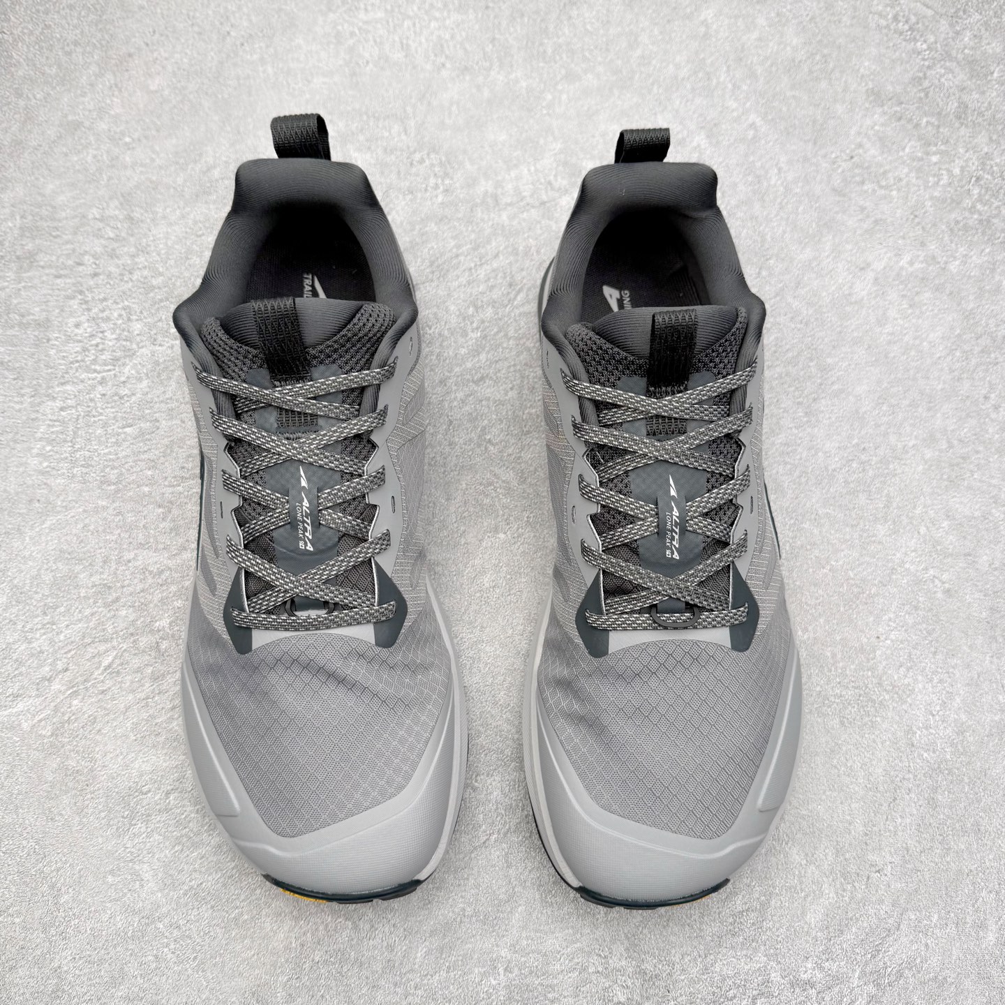 图片[2]-＃纯原 Altra Lone Peak 9 舒适运动越野跑鞋 2009年，长跑精英运动员Golden Harper在美国犹他州创立了“Altra Footwear”，跑鞋特点是采用舒适的FootShape™M（很适鞋楦）设计和独特的BalancedCushioning™（平衡缓冲）技术，帮助遭受伤病困扰的跑者回归跑步，从而迅速积累起良好的口碑。2011年品牌迅速发展，屡获大奖。2015年开始不仅占据全美跑鞋前十，足迹更是遍布全球。2016年Altra正式进入中国市场，凭借独特的品牌风格以及出色的性能表现，三年来获得越来越多普通跑者的喜爱。销售业绩增长迅速，成为中国越野跑市场占有量前三的跑鞋品牌。实拍调校N版已经零色差零失真 百分百还原实物色彩所见即所得 不存在货不对板色差等低级问题 选购参考实物拍摄 不混卖不参货 只用心做好货严格选品 承诺混一赔十 尺码：39 40 40.5 41 42 42.5 43 44 44.5 45 46-选品中心