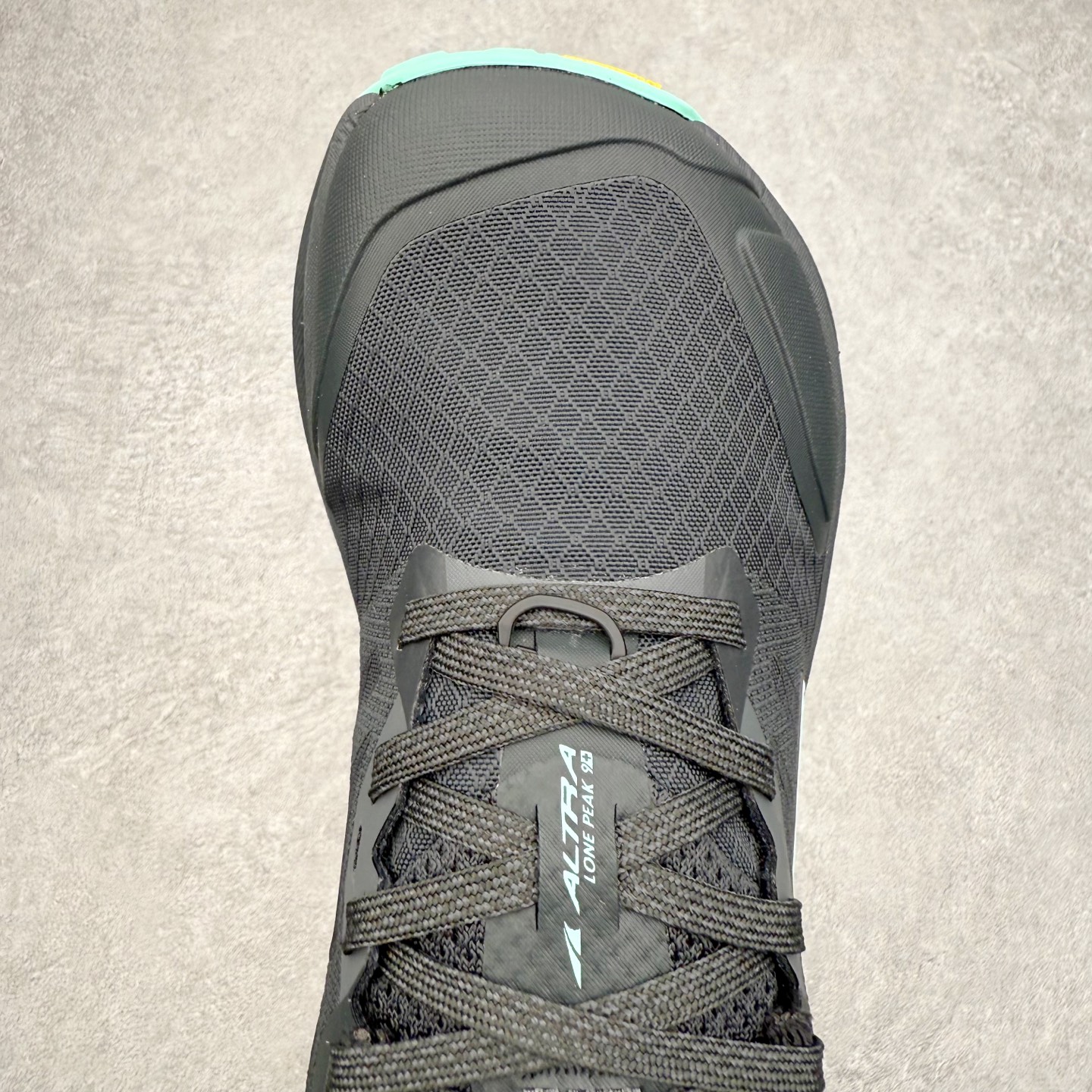 图片[4]-＃纯原 Altra Lone Peak 9 舒适运动越野跑鞋 2009年，长跑精英运动员Golden Harper在美国犹他州创立了“Altra Footwear”，跑鞋特点是采用舒适的FootShape™M（很适鞋楦）设计和独特的BalancedCushioning™（平衡缓冲）技术，帮助遭受伤病困扰的跑者回归跑步，从而迅速积累起良好的口碑。2011年品牌迅速发展，屡获大奖。2015年开始不仅占据全美跑鞋前十，足迹更是遍布全球。2016年Altra正式进入中国市场，凭借独特的品牌风格以及出色的性能表现，三年来获得越来越多普通跑者的喜爱。销售业绩增长迅速，成为中国越野跑市场占有量前三的跑鞋品牌。实拍调校N版已经零色差零失真 百分百还原实物色彩所见即所得 不存在货不对板色差等低级问题 选购参考实物拍摄 不混卖不参货 只用心做好货严格选品 承诺混一赔十 尺码：39 40 40.5 41 42 42.5 43 44 44.5 45 46-选品中心