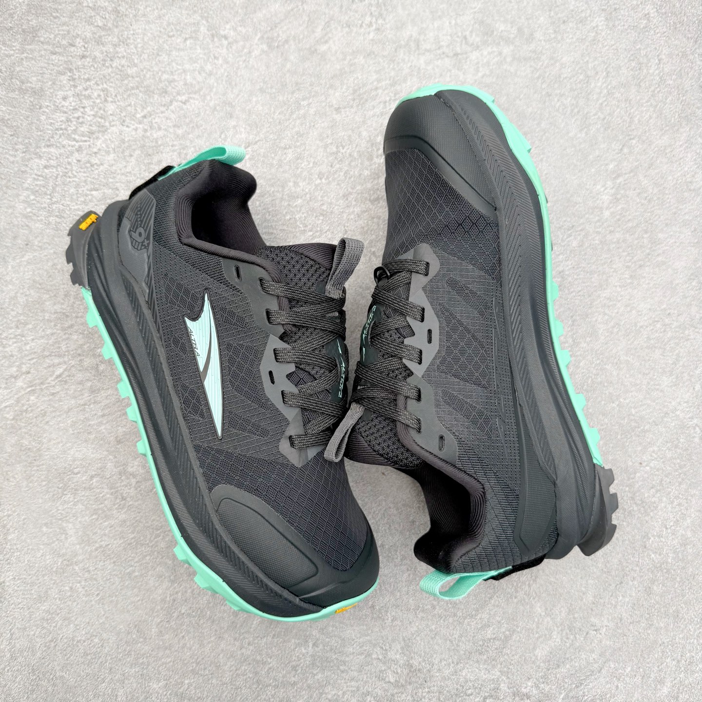 图片[3]-＃纯原 Altra Lone Peak 9 舒适运动越野跑鞋 2009年，长跑精英运动员Golden Harper在美国犹他州创立了“Altra Footwear”，跑鞋特点是采用舒适的FootShape™M（很适鞋楦）设计和独特的BalancedCushioning™（平衡缓冲）技术，帮助遭受伤病困扰的跑者回归跑步，从而迅速积累起良好的口碑。2011年品牌迅速发展，屡获大奖。2015年开始不仅占据全美跑鞋前十，足迹更是遍布全球。2016年Altra正式进入中国市场，凭借独特的品牌风格以及出色的性能表现，三年来获得越来越多普通跑者的喜爱。销售业绩增长迅速，成为中国越野跑市场占有量前三的跑鞋品牌。实拍调校N版已经零色差零失真 百分百还原实物色彩所见即所得 不存在货不对板色差等低级问题 选购参考实物拍摄 不混卖不参货 只用心做好货严格选品 承诺混一赔十 尺码：39 40 40.5 41 42 42.5 43 44 44.5 45 46-选品中心