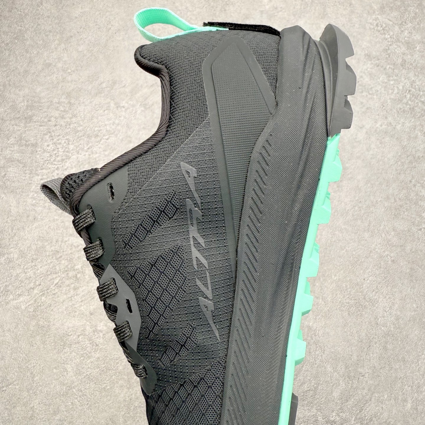 图片[7]-＃纯原 Altra Lone Peak 9 舒适运动越野跑鞋 2009年，长跑精英运动员Golden Harper在美国犹他州创立了“Altra Footwear”，跑鞋特点是采用舒适的FootShape™M（很适鞋楦）设计和独特的BalancedCushioning™（平衡缓冲）技术，帮助遭受伤病困扰的跑者回归跑步，从而迅速积累起良好的口碑。2011年品牌迅速发展，屡获大奖。2015年开始不仅占据全美跑鞋前十，足迹更是遍布全球。2016年Altra正式进入中国市场，凭借独特的品牌风格以及出色的性能表现，三年来获得越来越多普通跑者的喜爱。销售业绩增长迅速，成为中国越野跑市场占有量前三的跑鞋品牌。实拍调校N版已经零色差零失真 百分百还原实物色彩所见即所得 不存在货不对板色差等低级问题 选购参考实物拍摄 不混卖不参货 只用心做好货严格选品 承诺混一赔十 尺码：39 40 40.5 41 42 42.5 43 44 44.5 45 46-选品中心