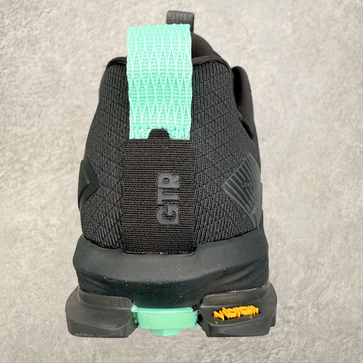 图片[8]-＃纯原 Altra Lone Peak 9 舒适运动越野跑鞋 2009年，长跑精英运动员Golden Harper在美国犹他州创立了“Altra Footwear”，跑鞋特点是采用舒适的FootShape™M（很适鞋楦）设计和独特的BalancedCushioning™（平衡缓冲）技术，帮助遭受伤病困扰的跑者回归跑步，从而迅速积累起良好的口碑。2011年品牌迅速发展，屡获大奖。2015年开始不仅占据全美跑鞋前十，足迹更是遍布全球。2016年Altra正式进入中国市场，凭借独特的品牌风格以及出色的性能表现，三年来获得越来越多普通跑者的喜爱。销售业绩增长迅速，成为中国越野跑市场占有量前三的跑鞋品牌。实拍调校N版已经零色差零失真 百分百还原实物色彩所见即所得 不存在货不对板色差等低级问题 选购参考实物拍摄 不混卖不参货 只用心做好货严格选品 承诺混一赔十 尺码：39 40 40.5 41 42 42.5 43 44 44.5 45 46-选品中心