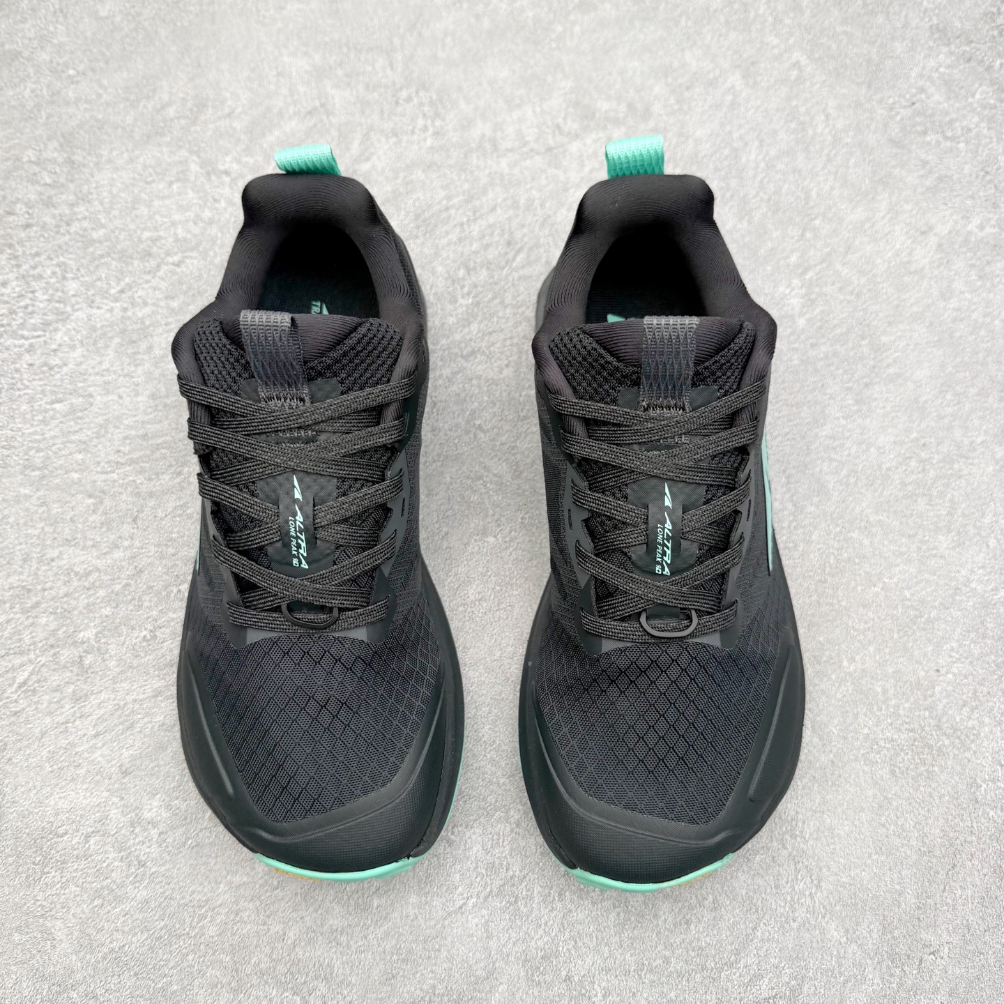 图片[2]-＃纯原 Altra Lone Peak 9 舒适运动越野跑鞋 2009年，长跑精英运动员Golden Harper在美国犹他州创立了“Altra Footwear”，跑鞋特点是采用舒适的FootShape™M（很适鞋楦）设计和独特的BalancedCushioning™（平衡缓冲）技术，帮助遭受伤病困扰的跑者回归跑步，从而迅速积累起良好的口碑。2011年品牌迅速发展，屡获大奖。2015年开始不仅占据全美跑鞋前十，足迹更是遍布全球。2016年Altra正式进入中国市场，凭借独特的品牌风格以及出色的性能表现，三年来获得越来越多普通跑者的喜爱。销售业绩增长迅速，成为中国越野跑市场占有量前三的跑鞋品牌。实拍调校N版已经零色差零失真 百分百还原实物色彩所见即所得 不存在货不对板色差等低级问题 选购参考实物拍摄 不混卖不参货 只用心做好货严格选品 承诺混一赔十 尺码：39 40 40.5 41 42 42.5 43 44 44.5 45 46-选品中心