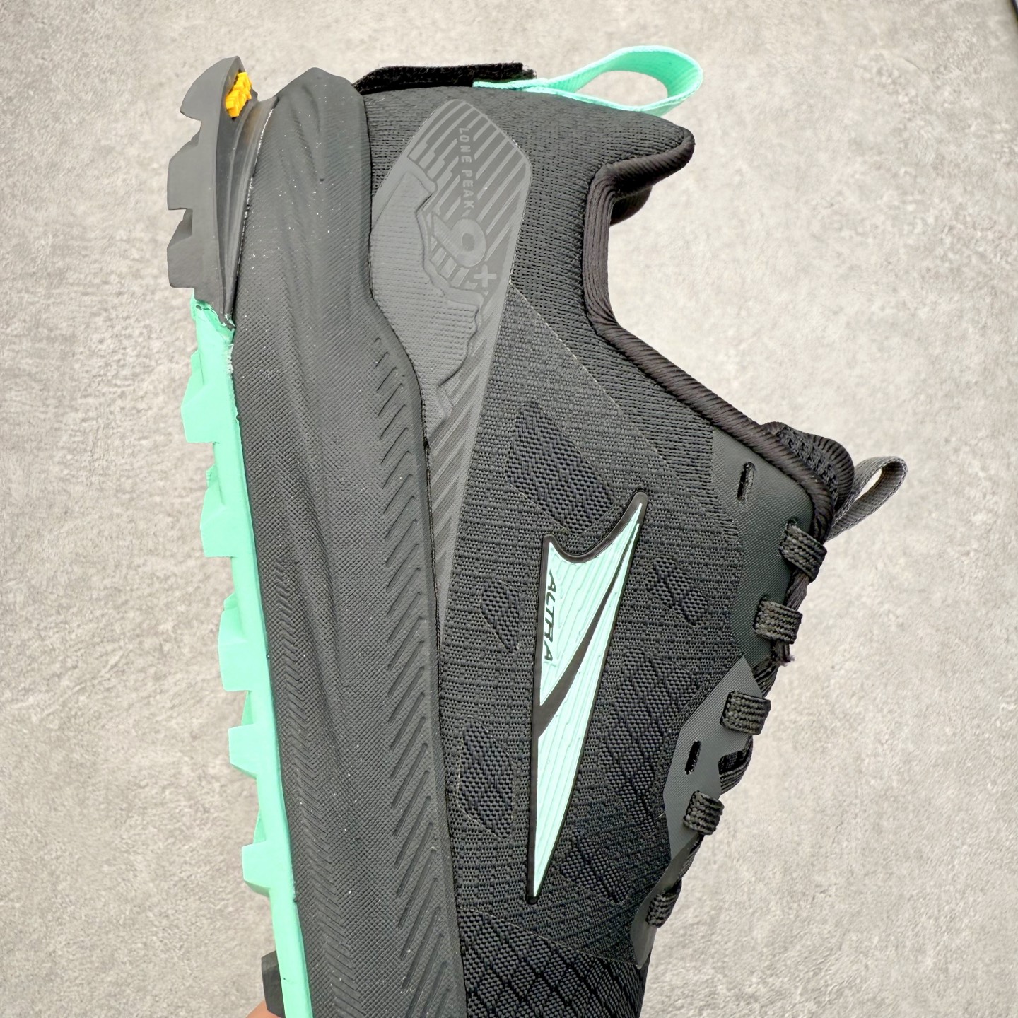 图片[6]-＃纯原 Altra Lone Peak 9 舒适运动越野跑鞋 2009年，长跑精英运动员Golden Harper在美国犹他州创立了“Altra Footwear”，跑鞋特点是采用舒适的FootShape™M（很适鞋楦）设计和独特的BalancedCushioning™（平衡缓冲）技术，帮助遭受伤病困扰的跑者回归跑步，从而迅速积累起良好的口碑。2011年品牌迅速发展，屡获大奖。2015年开始不仅占据全美跑鞋前十，足迹更是遍布全球。2016年Altra正式进入中国市场，凭借独特的品牌风格以及出色的性能表现，三年来获得越来越多普通跑者的喜爱。销售业绩增长迅速，成为中国越野跑市场占有量前三的跑鞋品牌。实拍调校N版已经零色差零失真 百分百还原实物色彩所见即所得 不存在货不对板色差等低级问题 选购参考实物拍摄 不混卖不参货 只用心做好货严格选品 承诺混一赔十 尺码：39 40 40.5 41 42 42.5 43 44 44.5 45 46-选品中心