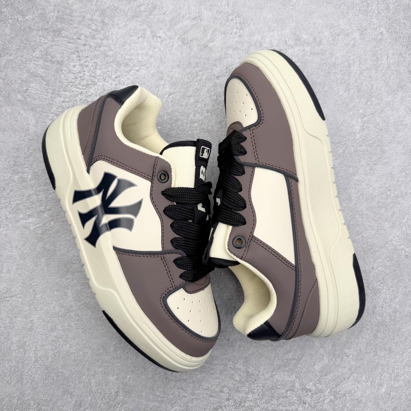 图片[3]-MLB Chunky Liner Basic 复古印花学长鞋系列低帮轻量增高厚底百搭休闲运动慢跑鞋板鞋 Korea韩国联名NY美国榄球纽约洋基队限定 韩国代购专供 全套原楦原纸板原厂数据开发 正确中底拉帮中底网布细节 平台代购专供 左脚内置芯片 韩国代购吊牌标贴 独家一比一RB+MD组合大底 高频后跟小人Logo精准对位立体饱满 正确网布加超迁鞋面 转印中底走线紧密 转印Logo工艺表层防刮不掉色 尺码：35 36 36.5 37.5 38 38.5 39 40 40.5 41 42 42.5 43 44 45-选品中心