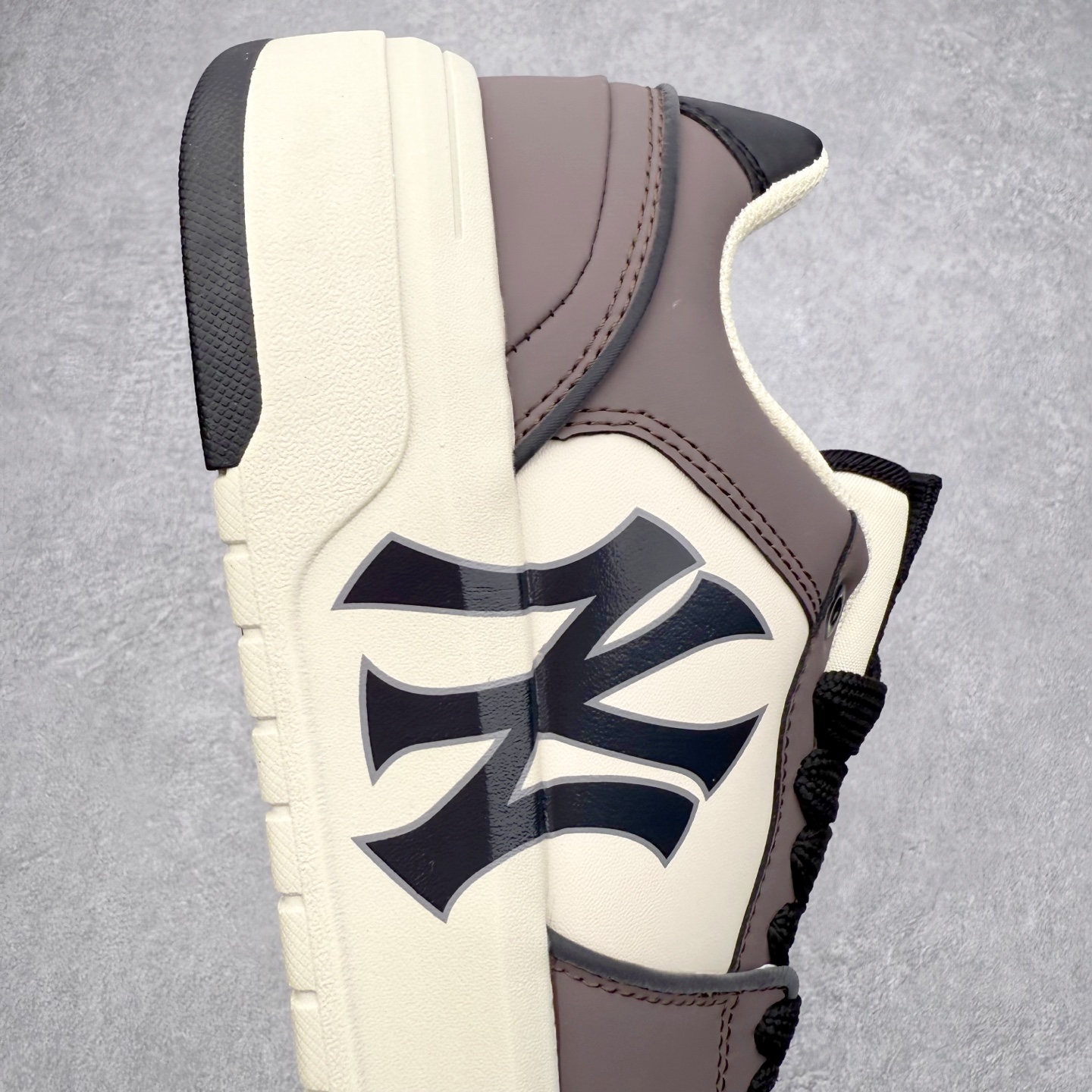 图片[6]-MLB Chunky Liner Basic 复古印花学长鞋系列低帮轻量增高厚底百搭休闲运动慢跑鞋板鞋 Korea韩国联名NY美国榄球纽约洋基队限定 韩国代购专供 全套原楦原纸板原厂数据开发 正确中底拉帮中底网布细节 平台代购专供 左脚内置芯片 韩国代购吊牌标贴 独家一比一RB+MD组合大底 高频后跟小人Logo精准对位立体饱满 正确网布加超迁鞋面 转印中底走线紧密 转印Logo工艺表层防刮不掉色 尺码：35 36 36.5 37.5 38 38.5 39 40 40.5 41 42 42.5 43 44 45-选品中心