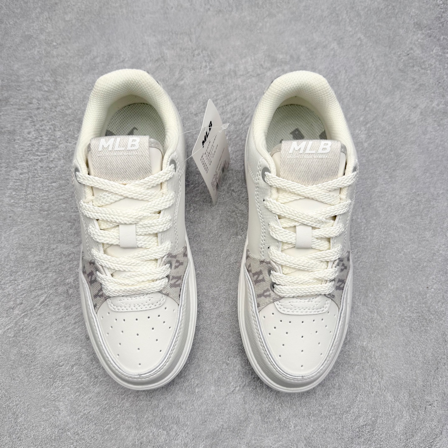 图片[2]-MLB Chunky Liner Basic 复古印花学长鞋系列低帮轻量增高厚底百搭休闲运动慢跑鞋板鞋 Korea韩国联名NY美国榄球纽约洋基队限定 韩国代购专供 全套原楦原纸板原厂数据开发 正确中底拉帮中底网布细节 平台代购专供 左脚内置芯片 韩国代购吊牌标贴 独家一比一RB+MD组合大底 高频后跟小人Logo精准对位立体饱满 正确网布加超迁鞋面 转印中底走线紧密 转印Logo工艺表层防刮不掉色 尺码：35 36 36.5 37.5 38 38.5 39 40 40.5 41 42 42.5 43 44 45-选品中心