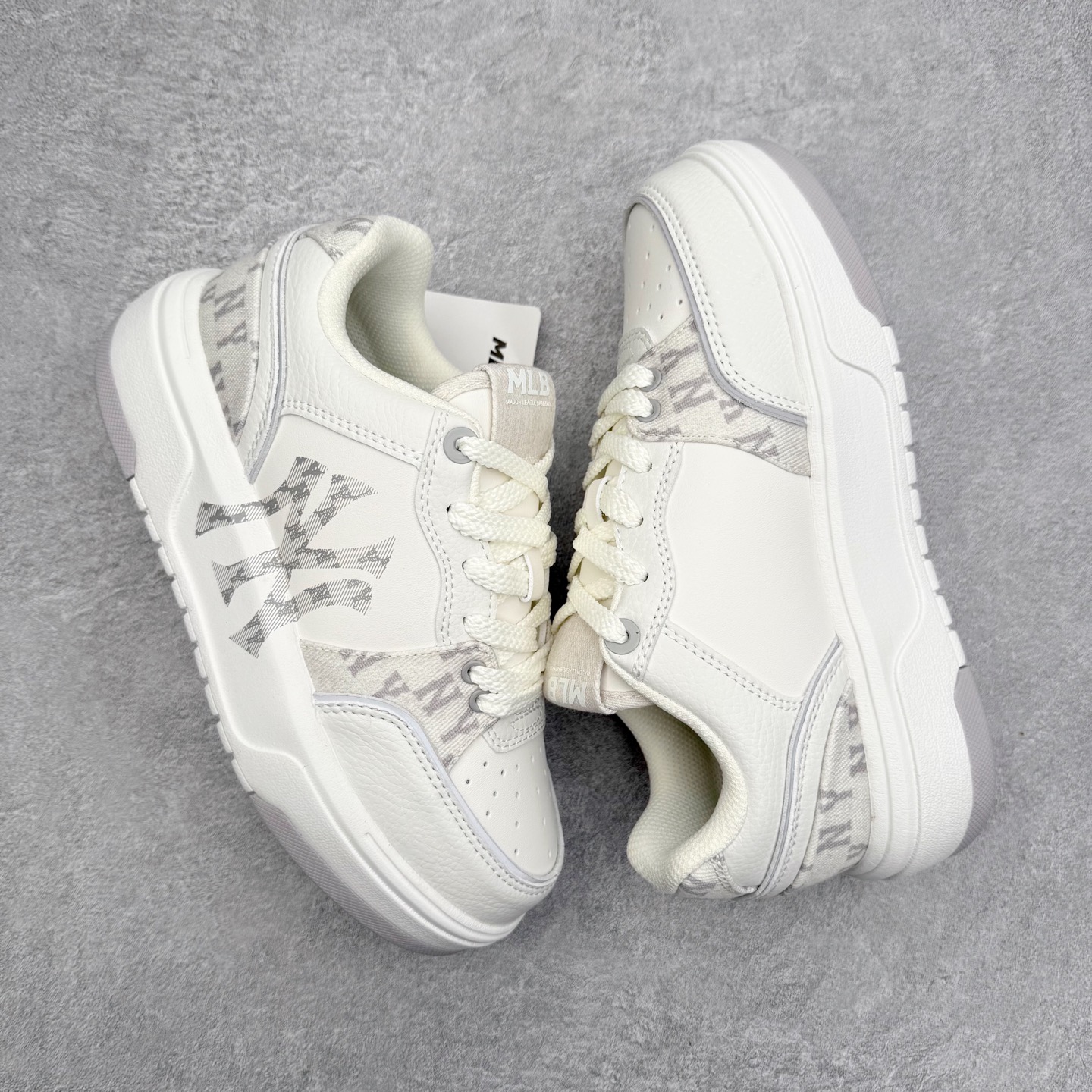 图片[3]-MLB Chunky Liner Basic 复古印花学长鞋系列低帮轻量增高厚底百搭休闲运动慢跑鞋板鞋 Korea韩国联名NY美国榄球纽约洋基队限定 韩国代购专供 全套原楦原纸板原厂数据开发 正确中底拉帮中底网布细节 平台代购专供 左脚内置芯片 韩国代购吊牌标贴 独家一比一RB+MD组合大底 高频后跟小人Logo精准对位立体饱满 正确网布加超迁鞋面 转印中底走线紧密 转印Logo工艺表层防刮不掉色 尺码：35 36 36.5 37.5 38 38.5 39 40 40.5 41 42 42.5 43 44 45-选品中心