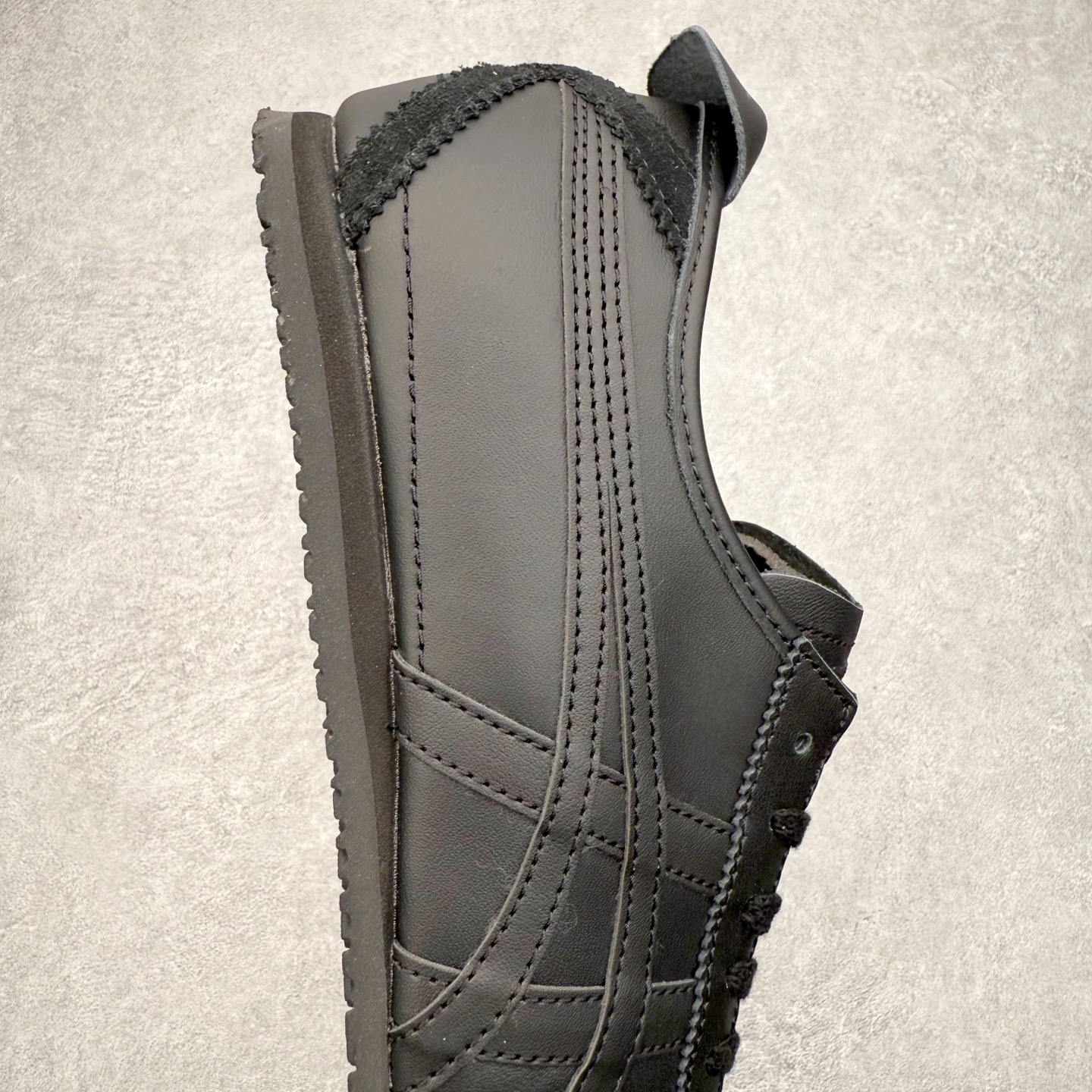 图片[6]-＃C版 Asics Onitsuka Tiger MEXICO 66 亚瑟士鬼冢虎复古经典板鞋 市场王者选手 海外订单工厂出品 长期生产补货永不断码 超成熟稳定的做工品控 原装全套纸板楦头开发 原汁原味 完美呈现版型 私模正确鞋底咬花纹路 一比一鞋头弧度高度鞋身弧度 绝不口嗨 细节品控鞋型随意秒杀市面 原档咬花纹路私模大底 一个单元有六个三角形 总体形拼接呈现花瓣状 官方四联吊牌 原装Ortholite轻量化鞋垫 原盒原配 质保卡 说明书 钢印防尘纸 纸板中底带钢印 乳胶组合鞋垫 支持全方位的对比专柜 产品从款式颜色造型上体现出追求舒适和细节的完美 鞋类更是推崇手工制作的严谨与完美 融舒适性与可穿性的设计风格 注重细节的完美和别致魅力 既保持稳重 又不失轻松的时尚感 尺码：36 37 37.5 38 39 39.5 40 40.5 41.5 42 42.5 43.5 44 45-选品中心