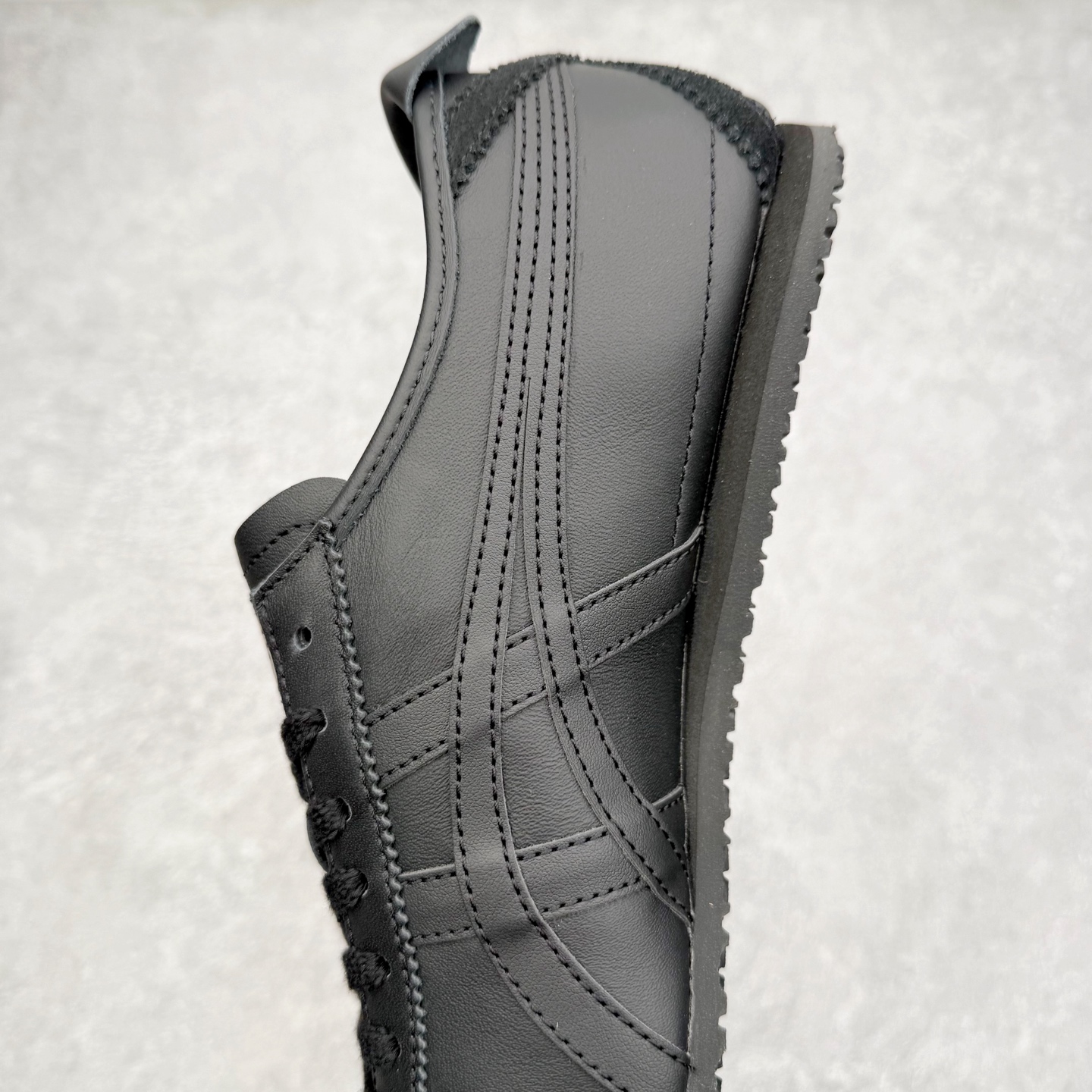 图片[7]-＃C版 Asics Onitsuka Tiger MEXICO 66 亚瑟士鬼冢虎复古经典板鞋 市场王者选手 海外订单工厂出品 长期生产补货永不断码 超成熟稳定的做工品控 原装全套纸板楦头开发 原汁原味 完美呈现版型 私模正确鞋底咬花纹路 一比一鞋头弧度高度鞋身弧度 绝不口嗨 细节品控鞋型随意秒杀市面 原档咬花纹路私模大底 一个单元有六个三角形 总体形拼接呈现花瓣状 官方四联吊牌 原装Ortholite轻量化鞋垫 原盒原配 质保卡 说明书 钢印防尘纸 纸板中底带钢印 乳胶组合鞋垫 支持全方位的对比专柜 产品从款式颜色造型上体现出追求舒适和细节的完美 鞋类更是推崇手工制作的严谨与完美 融舒适性与可穿性的设计风格 注重细节的完美和别致魅力 既保持稳重 又不失轻松的时尚感 尺码：36 37 37.5 38 39 39.5 40 40.5 41.5 42 42.5 43.5 44 45-选品中心