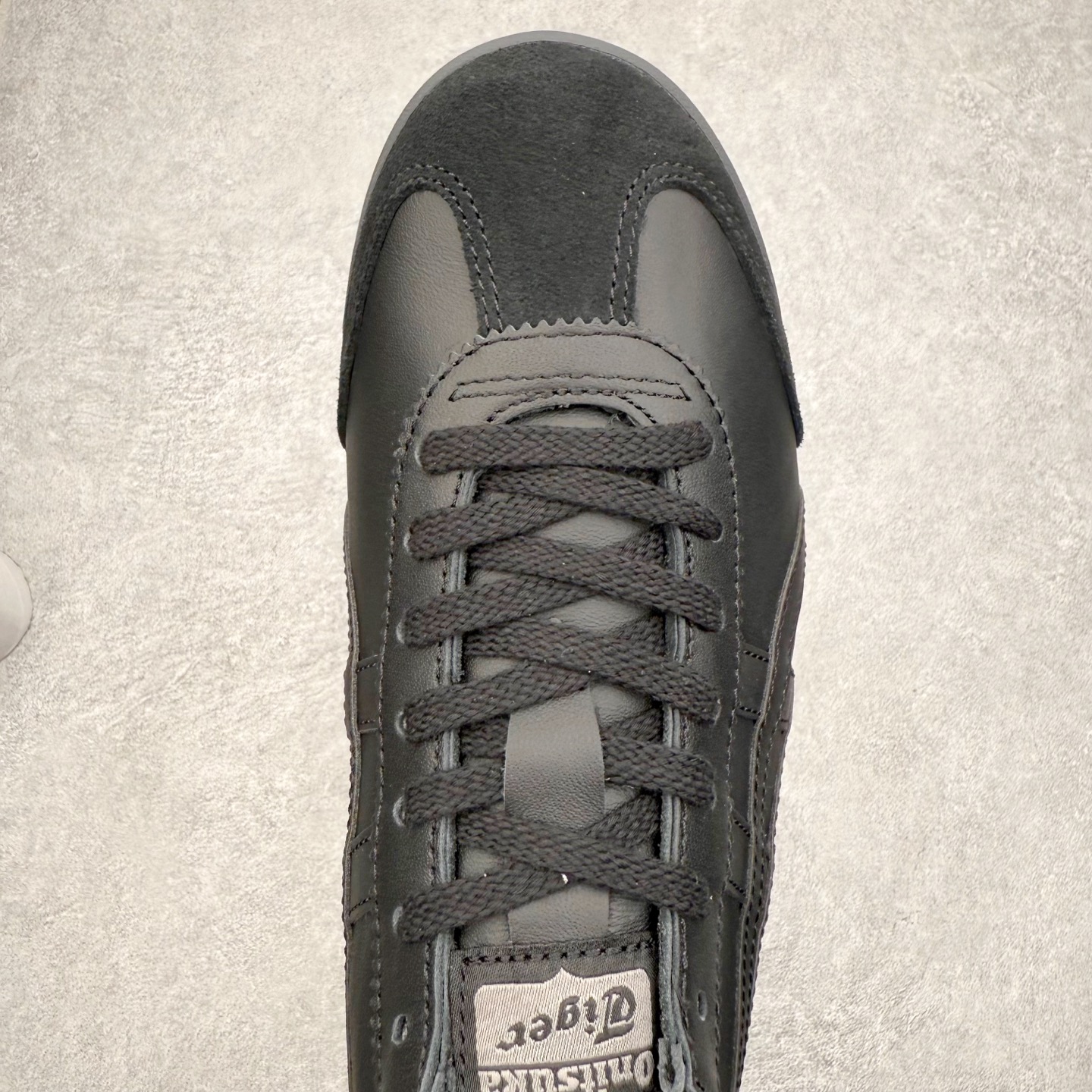 图片[4]-＃C版 Asics Onitsuka Tiger MEXICO 66 亚瑟士鬼冢虎复古经典板鞋 市场王者选手 海外订单工厂出品 长期生产补货永不断码 超成熟稳定的做工品控 原装全套纸板楦头开发 原汁原味 完美呈现版型 私模正确鞋底咬花纹路 一比一鞋头弧度高度鞋身弧度 绝不口嗨 细节品控鞋型随意秒杀市面 原档咬花纹路私模大底 一个单元有六个三角形 总体形拼接呈现花瓣状 官方四联吊牌 原装Ortholite轻量化鞋垫 原盒原配 质保卡 说明书 钢印防尘纸 纸板中底带钢印 乳胶组合鞋垫 支持全方位的对比专柜 产品从款式颜色造型上体现出追求舒适和细节的完美 鞋类更是推崇手工制作的严谨与完美 融舒适性与可穿性的设计风格 注重细节的完美和别致魅力 既保持稳重 又不失轻松的时尚感 尺码：36 37 37.5 38 39 39.5 40 40.5 41.5 42 42.5 43.5 44 45-选品中心