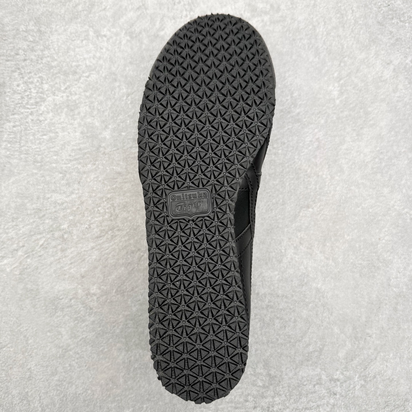 图片[9]-＃C版 Asics Onitsuka Tiger MEXICO 66 亚瑟士鬼冢虎复古经典板鞋 市场王者选手 海外订单工厂出品 长期生产补货永不断码 超成熟稳定的做工品控 原装全套纸板楦头开发 原汁原味 完美呈现版型 私模正确鞋底咬花纹路 一比一鞋头弧度高度鞋身弧度 绝不口嗨 细节品控鞋型随意秒杀市面 原档咬花纹路私模大底 一个单元有六个三角形 总体形拼接呈现花瓣状 官方四联吊牌 原装Ortholite轻量化鞋垫 原盒原配 质保卡 说明书 钢印防尘纸 纸板中底带钢印 乳胶组合鞋垫 支持全方位的对比专柜 产品从款式颜色造型上体现出追求舒适和细节的完美 鞋类更是推崇手工制作的严谨与完美 融舒适性与可穿性的设计风格 注重细节的完美和别致魅力 既保持稳重 又不失轻松的时尚感 尺码：36 37 37.5 38 39 39.5 40 40.5 41.5 42 42.5 43.5 44 45-选品中心