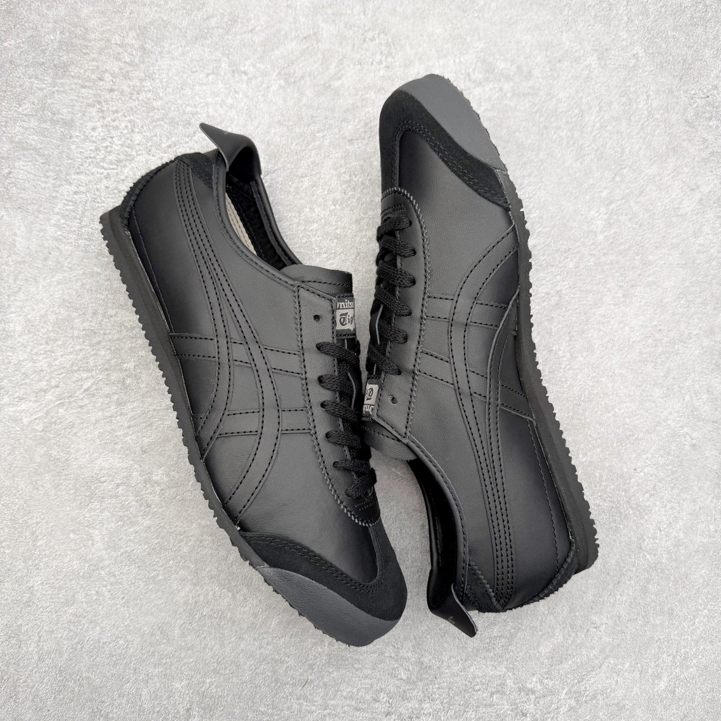 图片[3]-＃C版 Asics Onitsuka Tiger MEXICO 66 亚瑟士鬼冢虎复古经典板鞋 市场王者选手 海外订单工厂出品 长期生产补货永不断码 超成熟稳定的做工品控 原装全套纸板楦头开发 原汁原味 完美呈现版型 私模正确鞋底咬花纹路 一比一鞋头弧度高度鞋身弧度 绝不口嗨 细节品控鞋型随意秒杀市面 原档咬花纹路私模大底 一个单元有六个三角形 总体形拼接呈现花瓣状 官方四联吊牌 原装Ortholite轻量化鞋垫 原盒原配 质保卡 说明书 钢印防尘纸 纸板中底带钢印 乳胶组合鞋垫 支持全方位的对比专柜 产品从款式颜色造型上体现出追求舒适和细节的完美 鞋类更是推崇手工制作的严谨与完美 融舒适性与可穿性的设计风格 注重细节的完美和别致魅力 既保持稳重 又不失轻松的时尚感 尺码：36 37 37.5 38 39 39.5 40 40.5 41.5 42 42.5 43.5 44 45-选品中心