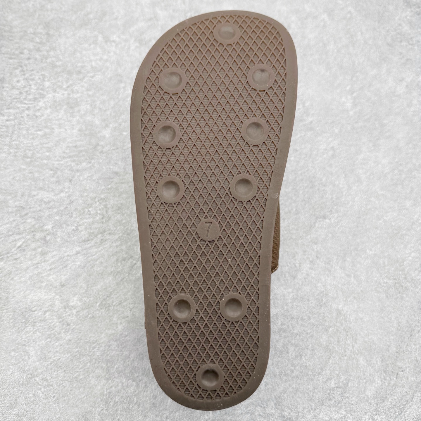 图片[9]-AD Originals Adimule 舒适百搭防磨包头拖鞋 男女同款 实拍调校N版已经零色差零失真 百分百还原实物色彩所见即所得 不存在货不对板色差等低级问题 选购参考实物拍摄 不混卖不参货 只用心做好货严格选品 承诺混一赔十 尺码：36 36.5 37.5 38 38.5 39 40 40.5 41 42 42.5 43 44 44.5 45-选品中心