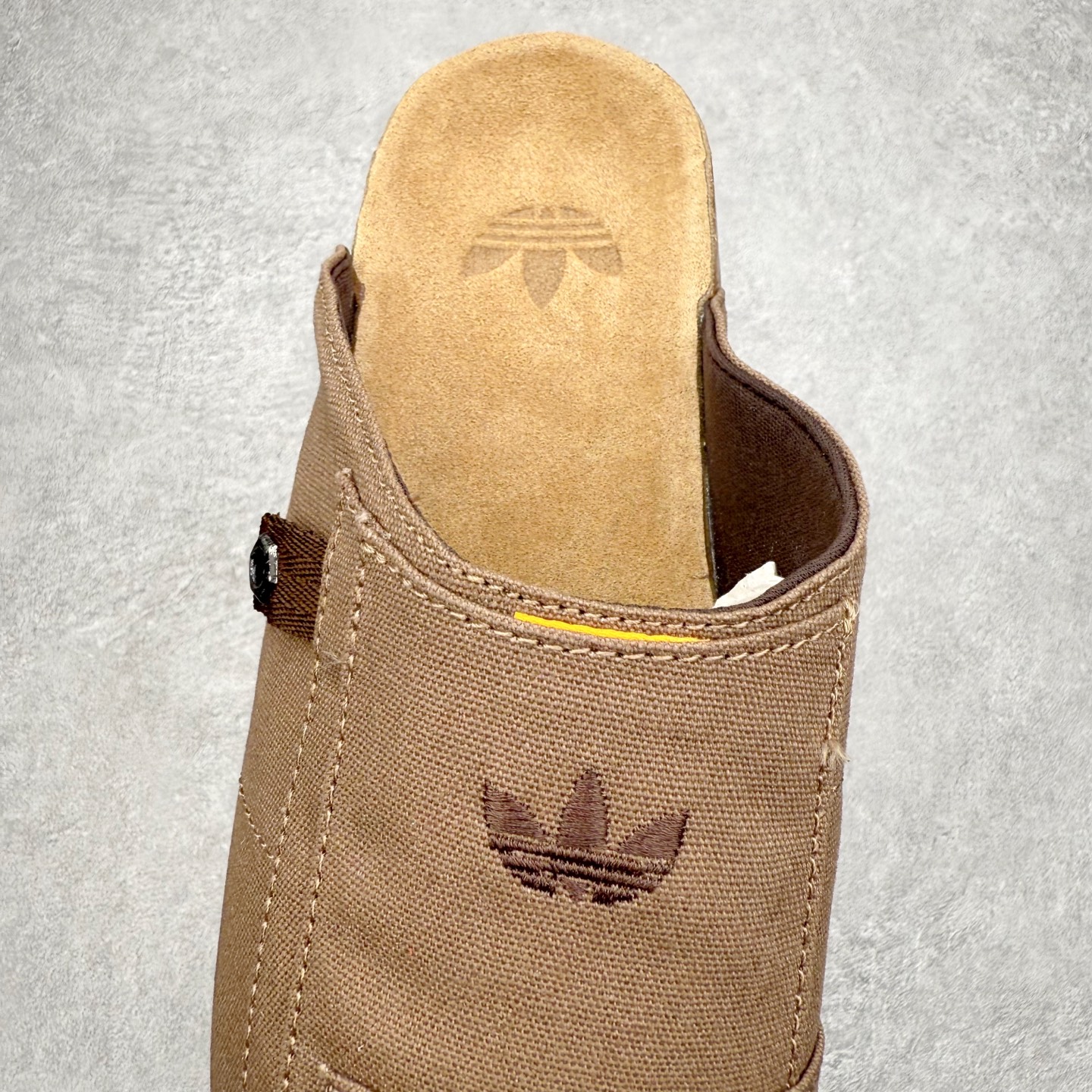 图片[5]-AD Originals Adimule 舒适百搭防磨包头拖鞋 男女同款 实拍调校N版已经零色差零失真 百分百还原实物色彩所见即所得 不存在货不对板色差等低级问题 选购参考实物拍摄 不混卖不参货 只用心做好货严格选品 承诺混一赔十 尺码：36 36.5 37.5 38 38.5 39 40 40.5 41 42 42.5 43 44 44.5 45-选品中心