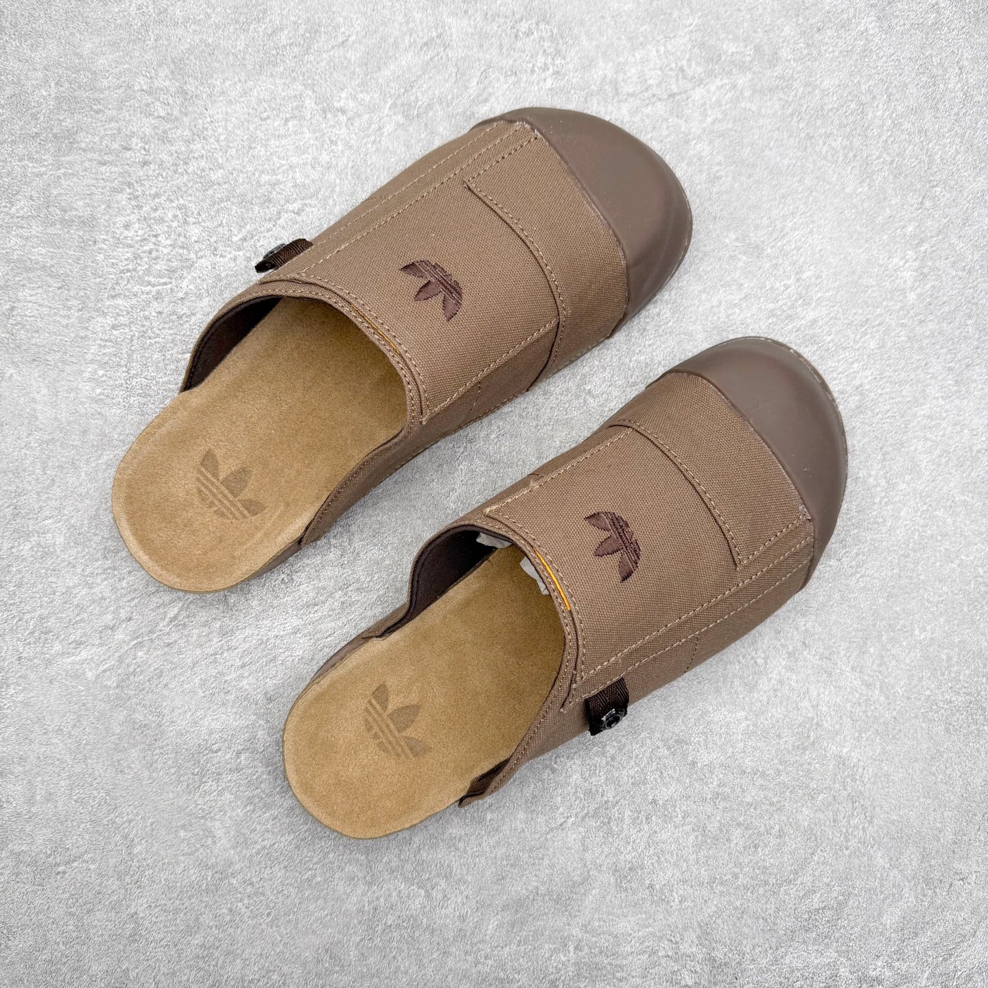 图片[3]-AD Originals Adimule 舒适百搭防磨包头拖鞋 男女同款 实拍调校N版已经零色差零失真 百分百还原实物色彩所见即所得 不存在货不对板色差等低级问题 选购参考实物拍摄 不混卖不参货 只用心做好货严格选品 承诺混一赔十 尺码：36 36.5 37.5 38 38.5 39 40 40.5 41 42 42.5 43 44 44.5 45-选品中心