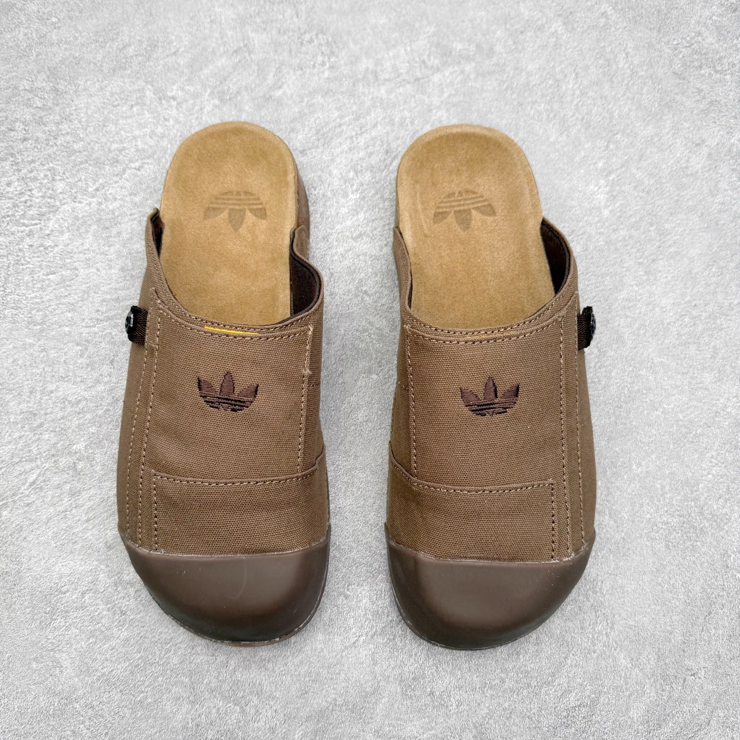 图片[2]-AD Originals Adimule 舒适百搭防磨包头拖鞋 男女同款 实拍调校N版已经零色差零失真 百分百还原实物色彩所见即所得 不存在货不对板色差等低级问题 选购参考实物拍摄 不混卖不参货 只用心做好货严格选品 承诺混一赔十 尺码：36 36.5 37.5 38 38.5 39 40 40.5 41 42 42.5 43 44 44.5 45-选品中心