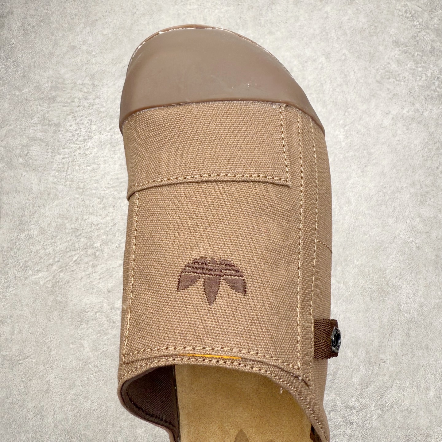 图片[4]-AD Originals Adimule 舒适百搭防磨包头拖鞋 男女同款 实拍调校N版已经零色差零失真 百分百还原实物色彩所见即所得 不存在货不对板色差等低级问题 选购参考实物拍摄 不混卖不参货 只用心做好货严格选品 承诺混一赔十 尺码：36 36.5 37.5 38 38.5 39 40 40.5 41 42 42.5 43 44 44.5 45-选品中心