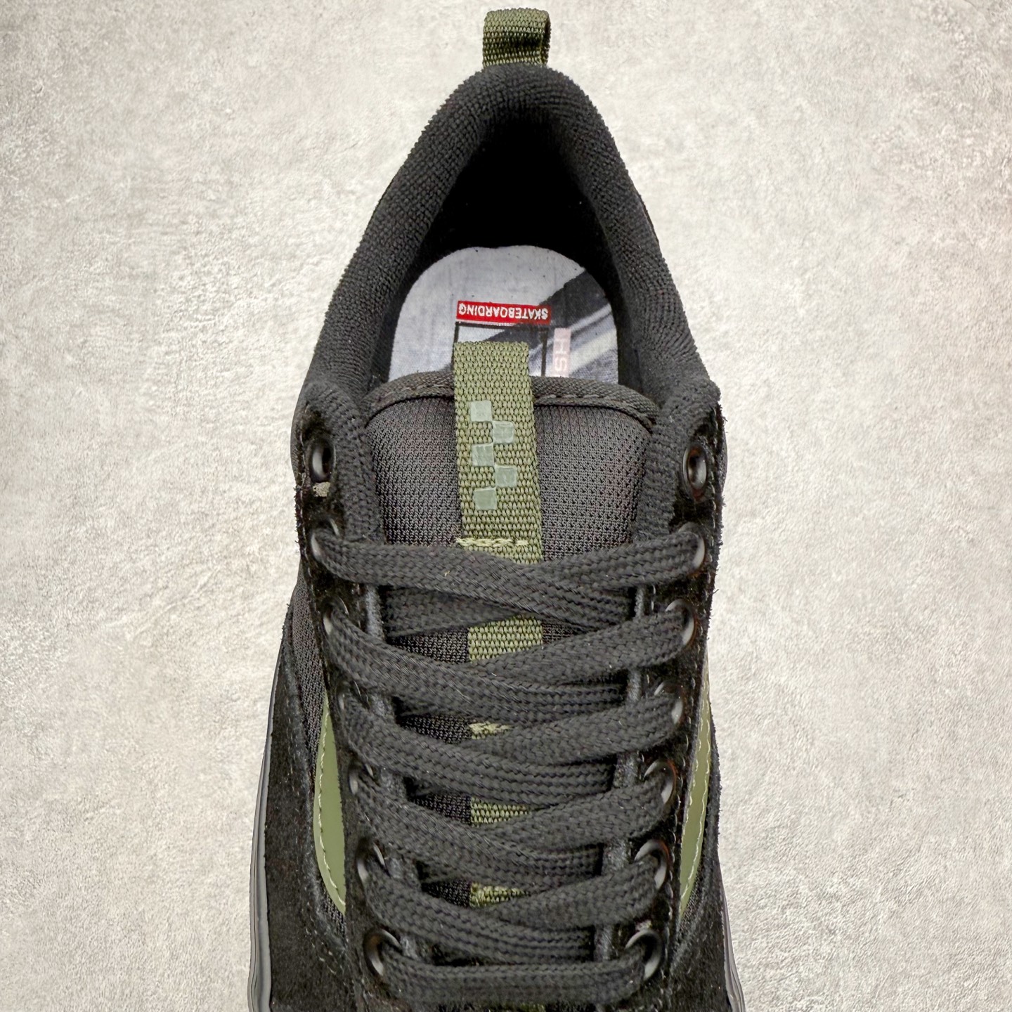 图片[5]-Atiba Jefferson x Vans Old Skool 36 经典舒适滑板鞋 Vans携手摄影师Atiba Jefferson推出的Skate OldSkool 36+滑板鞋，橙色亮眼有质感，麂皮融合网眼布拼接，透气又耐穿，经典侧边条纹搭配深灰中底，后跟Atiba联名Logo超有辨识度！鞋头缩短、提环设计，穿脱更方便，鞋垫还融入街头摄影元素，滑板文化氛围拉满，街头穿搭必备。 货号：VN000D5R12Q 尺码：35 36 36.5 37 38 38.5 39 40 40.5 41 42 42.5 43 44-选品中心